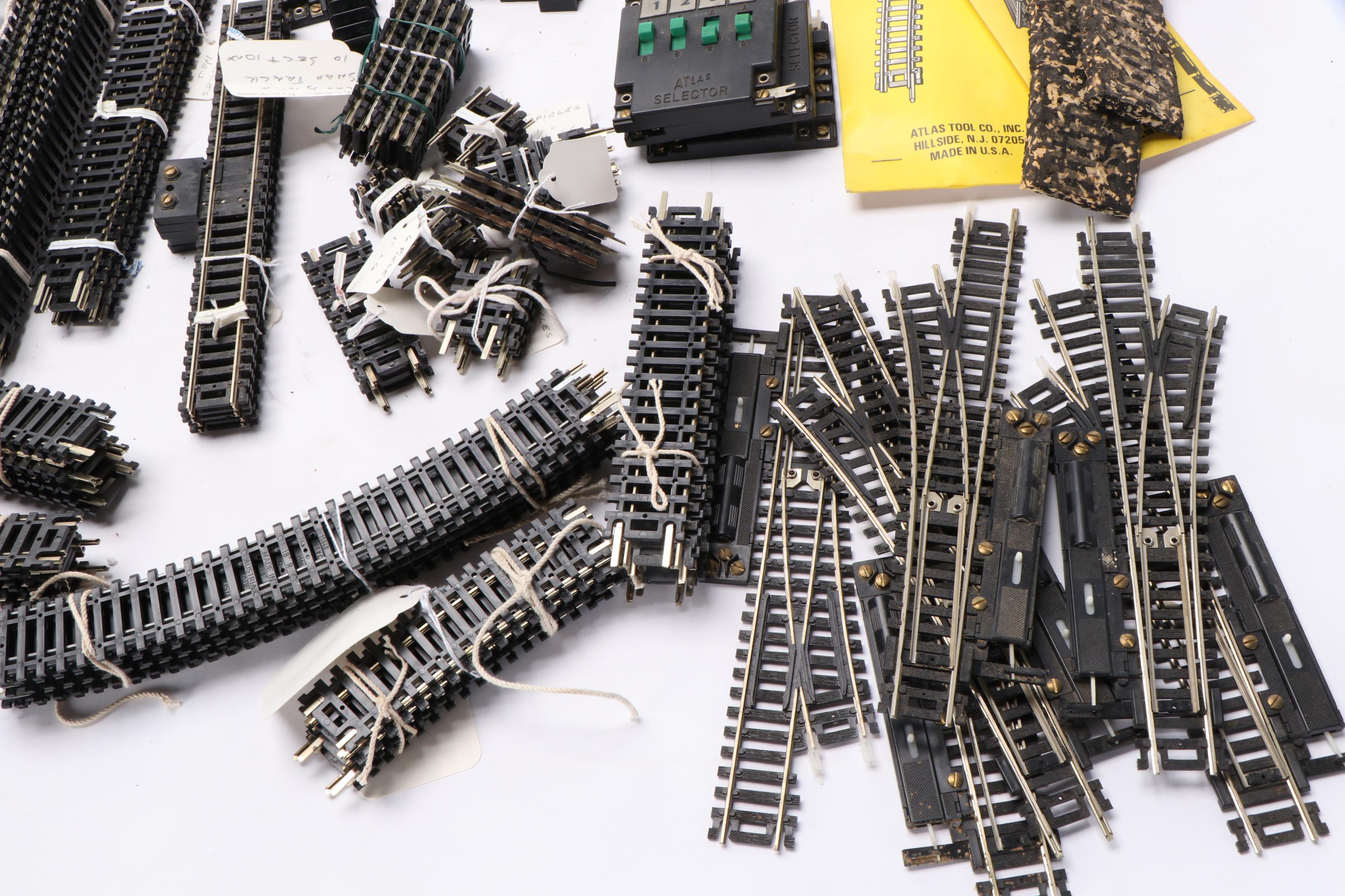 Atlas HO Scale Model Railroad Track, Roadbed, Tyco Freight Car, Accessories