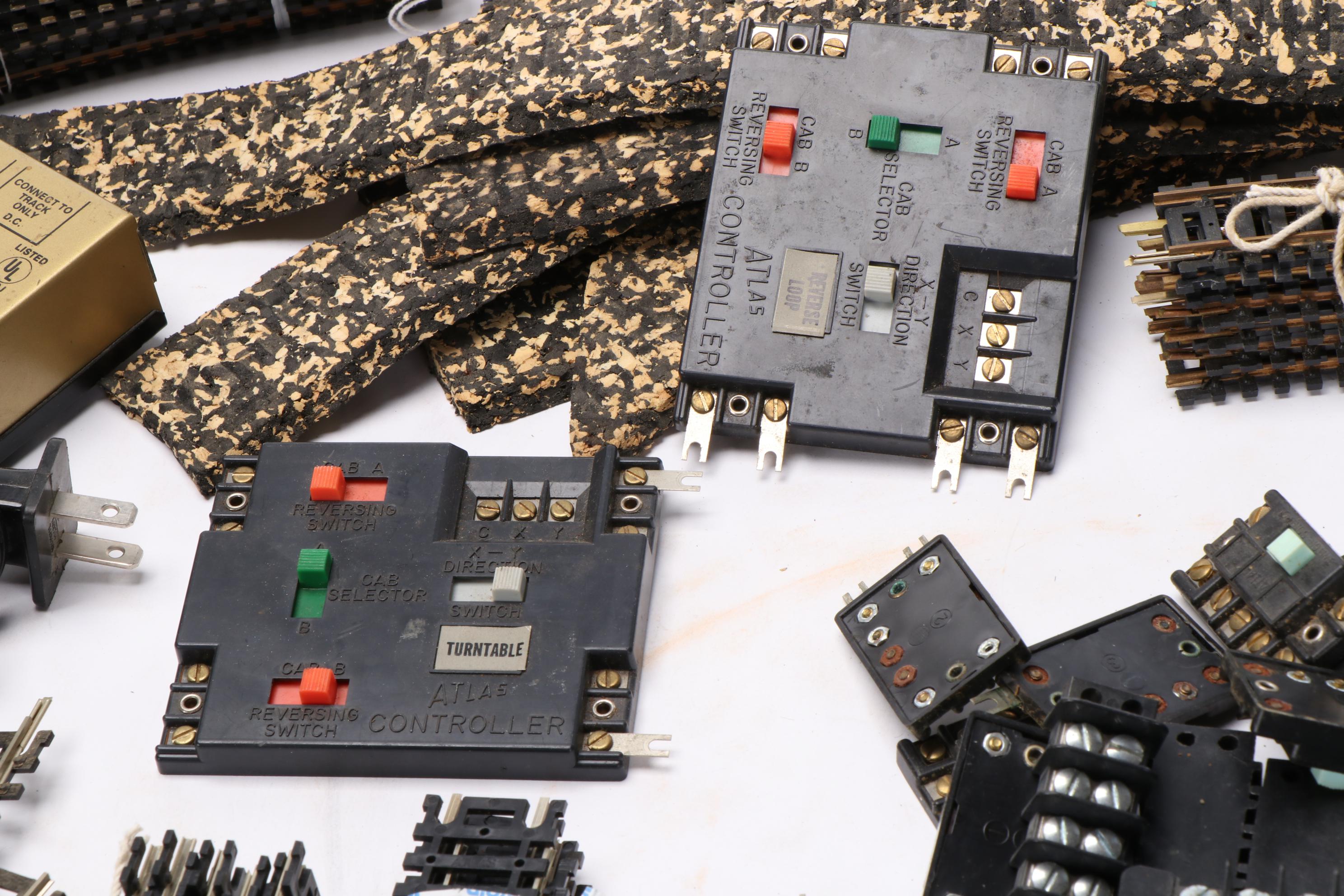 Atlas HO Scale Model Railroad Track, Roadbed, Tyco Freight Car, Accessories