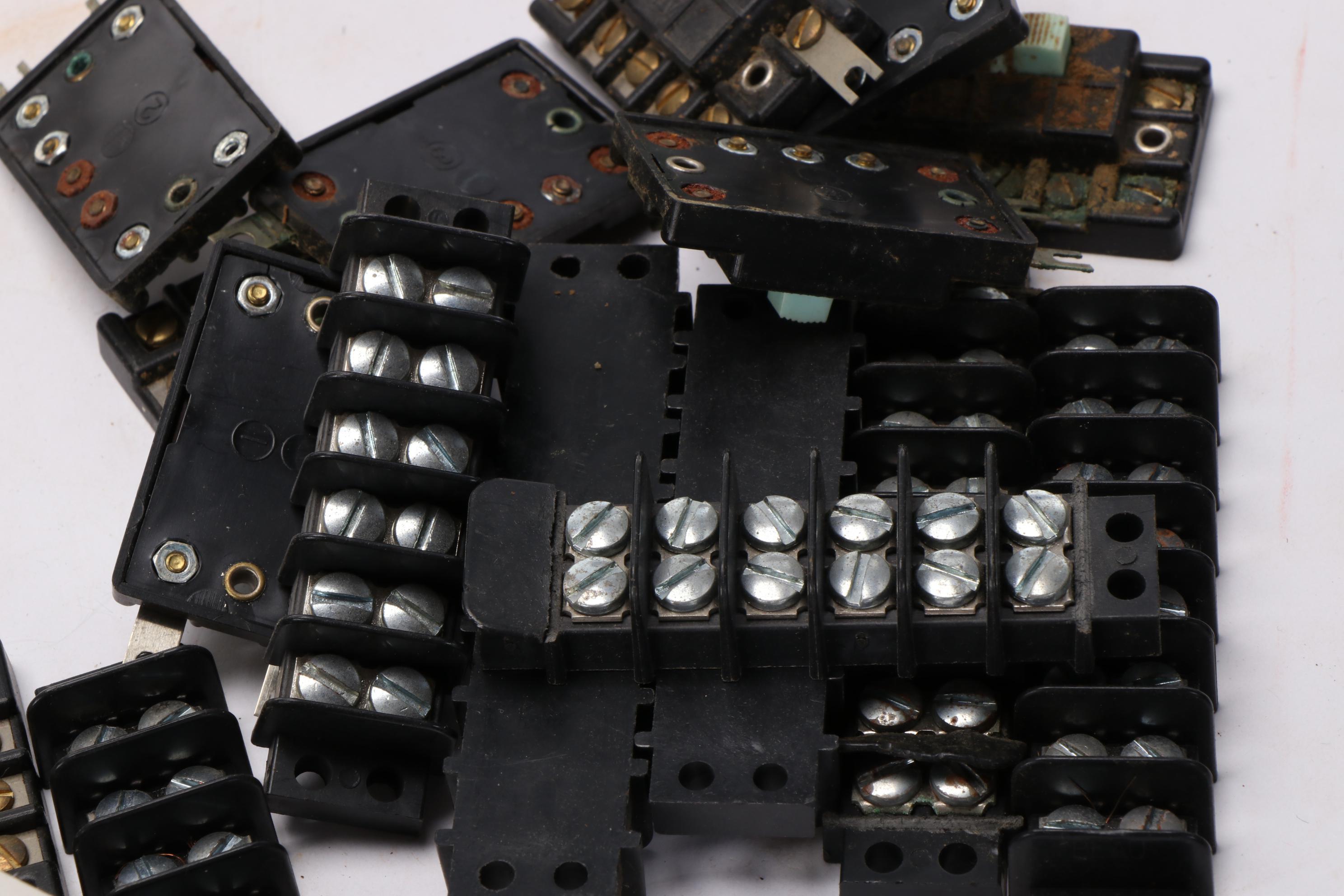 Atlas HO Scale Model Railroad Track, Roadbed, Tyco Freight Car, Accessories