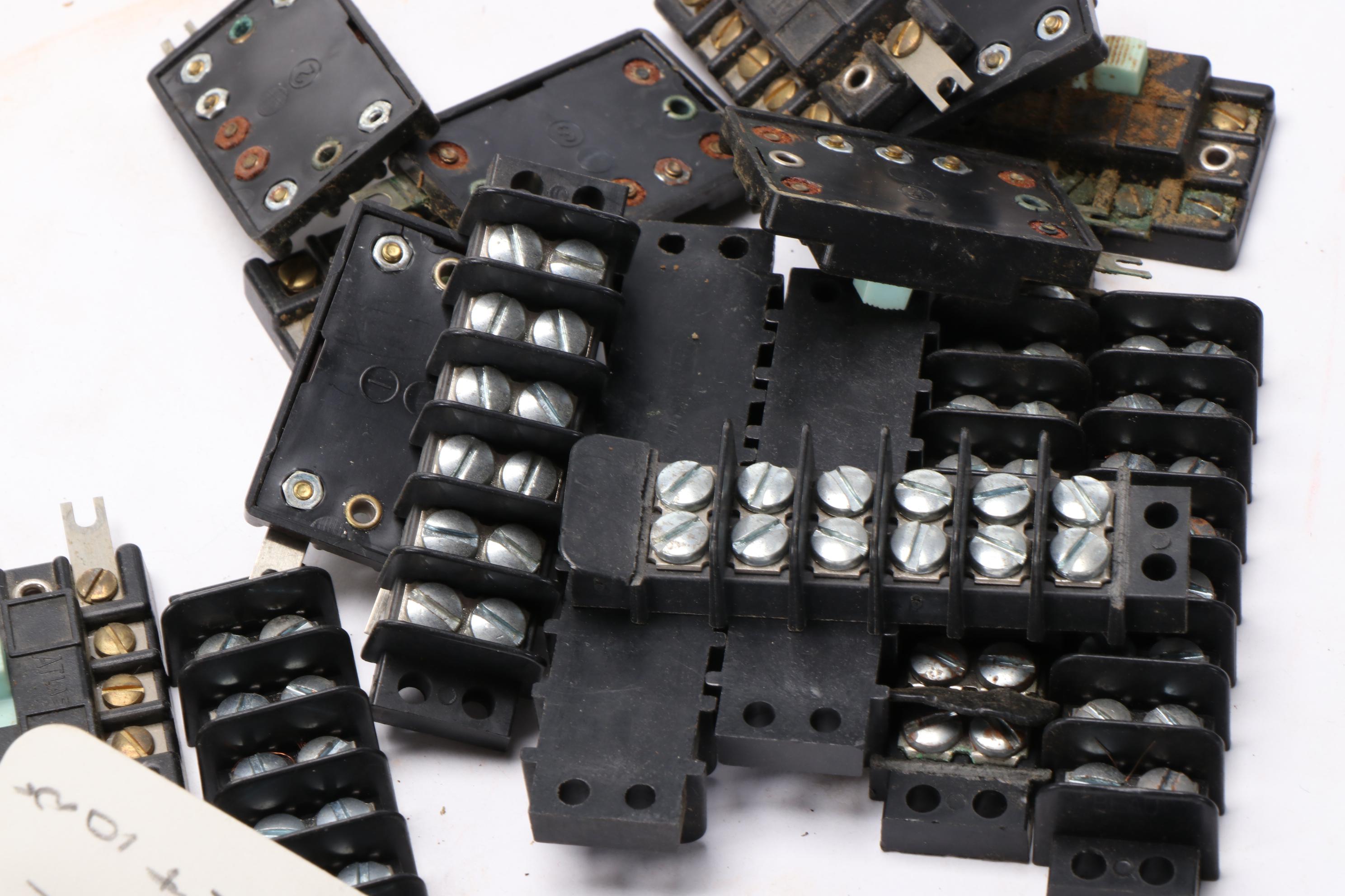 Atlas HO Scale Model Railroad Track, Roadbed, Tyco Freight Car, Accessories