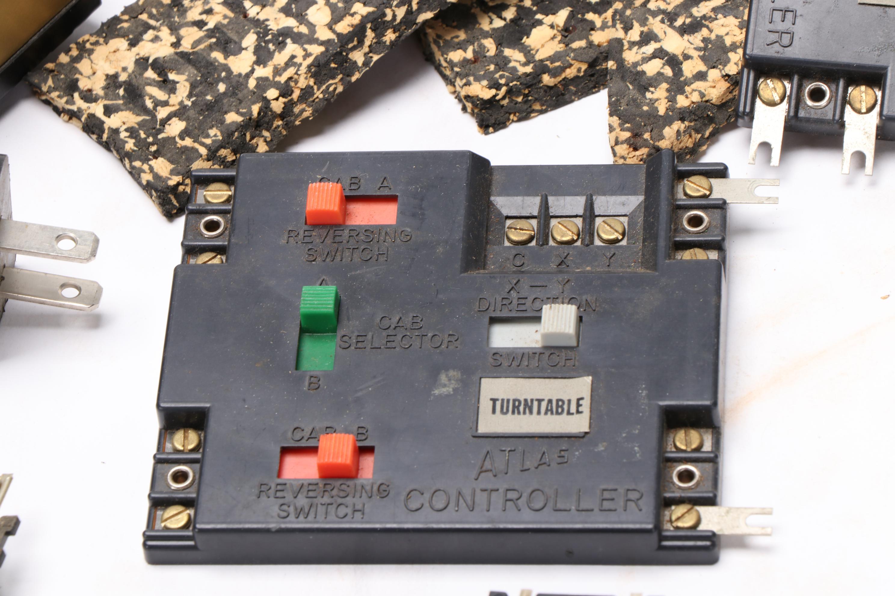 Atlas HO Scale Model Railroad Track, Roadbed, Tyco Freight Car, Accessories