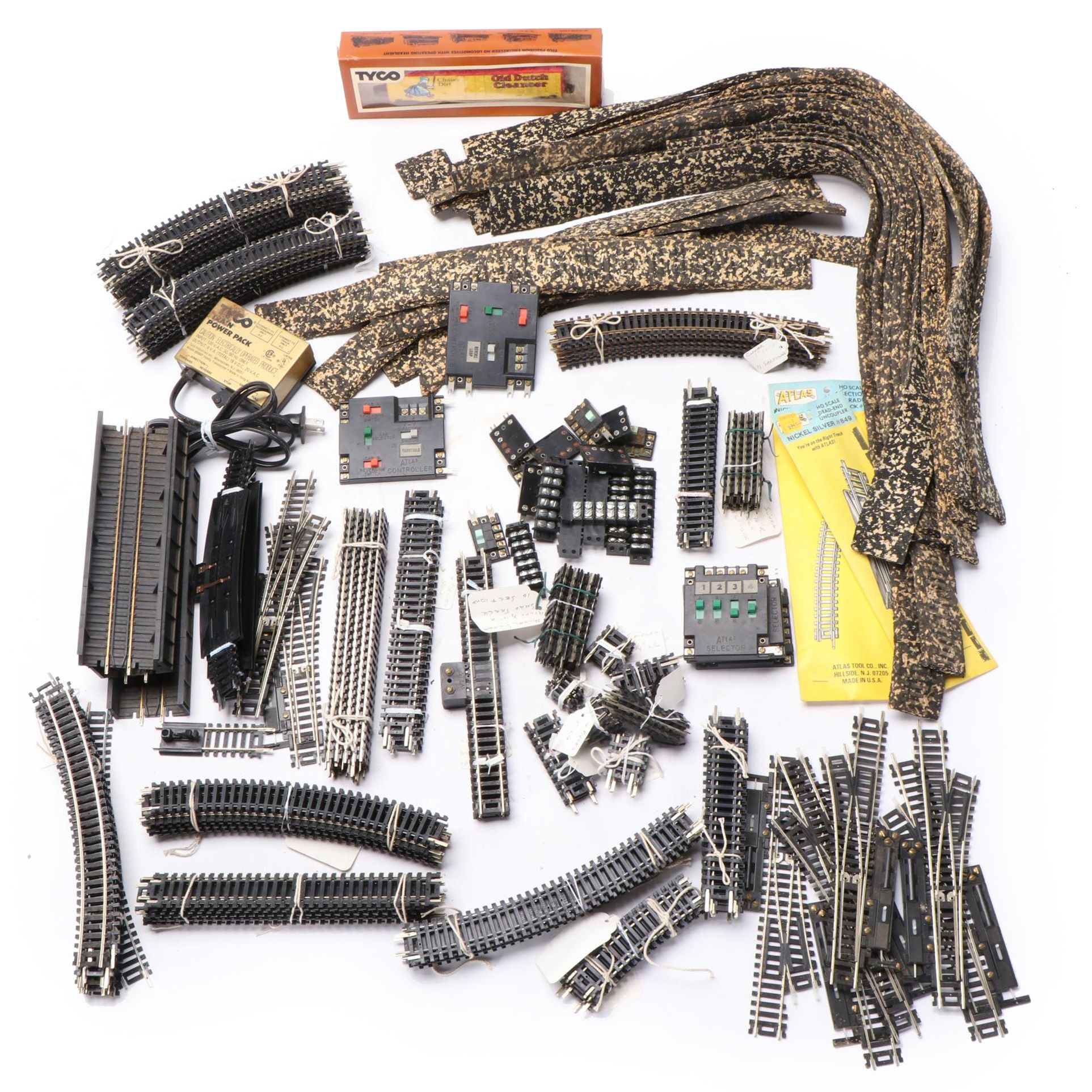 Atlas HO Scale Model Railroad Track, Roadbed, Tyco Freight Car, Accessories