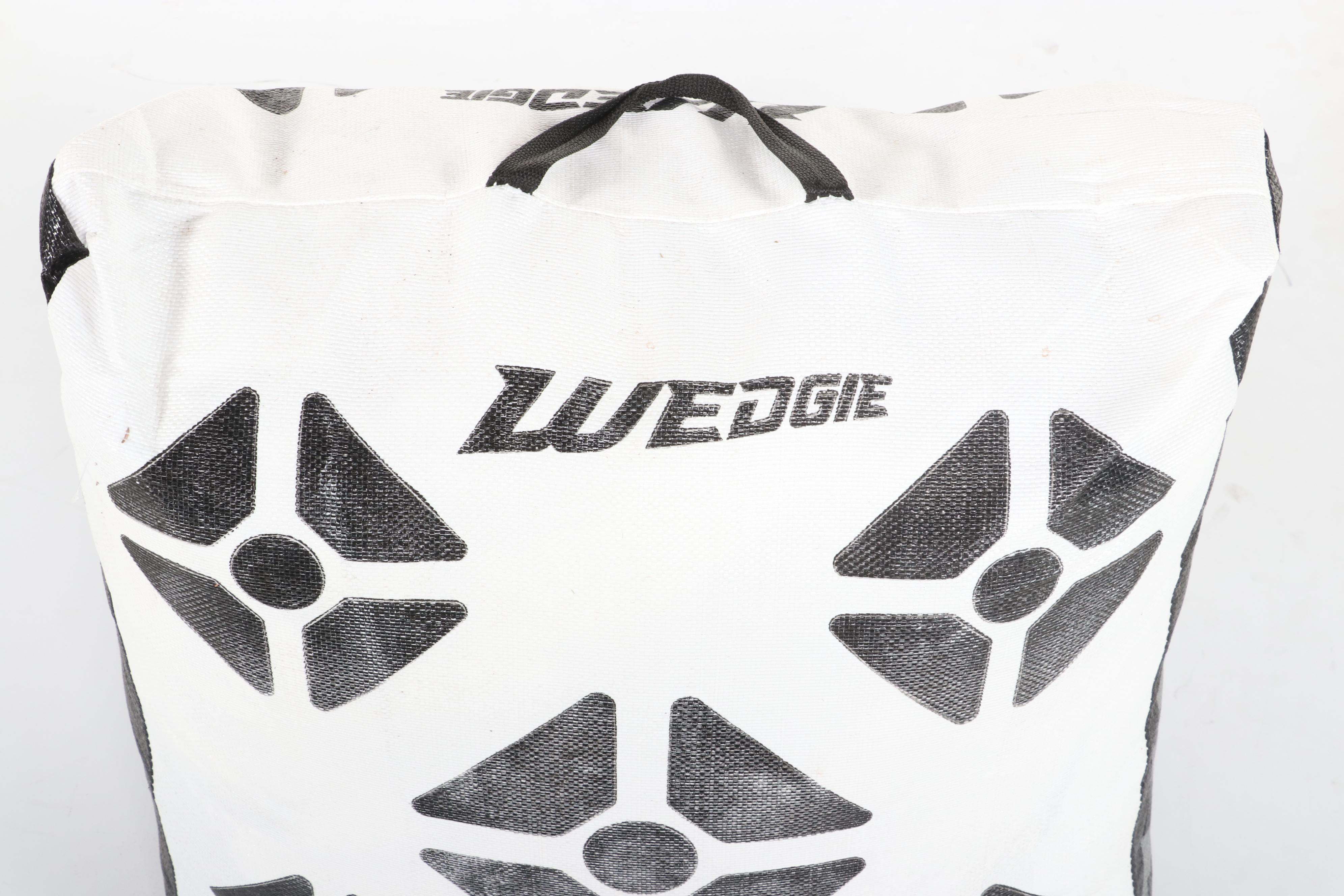 Delta McKenzie "Wedgie" Archery Target Bag & Six Carbon Express "Flu-Flu" Arrows