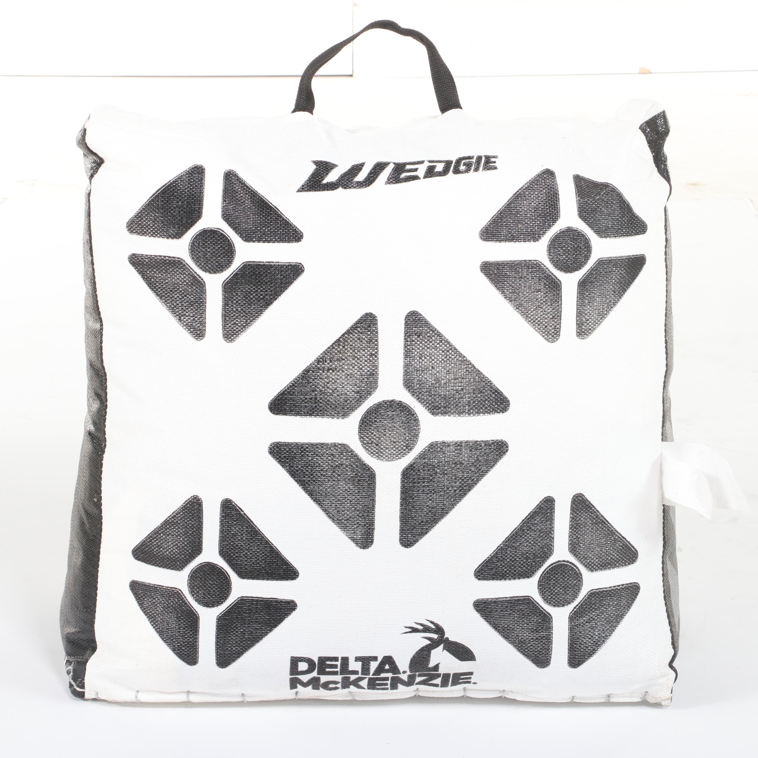 Delta McKenzie "Wedgie" Archery Target Bag & Six Carbon Express "Flu-Flu" Arrows