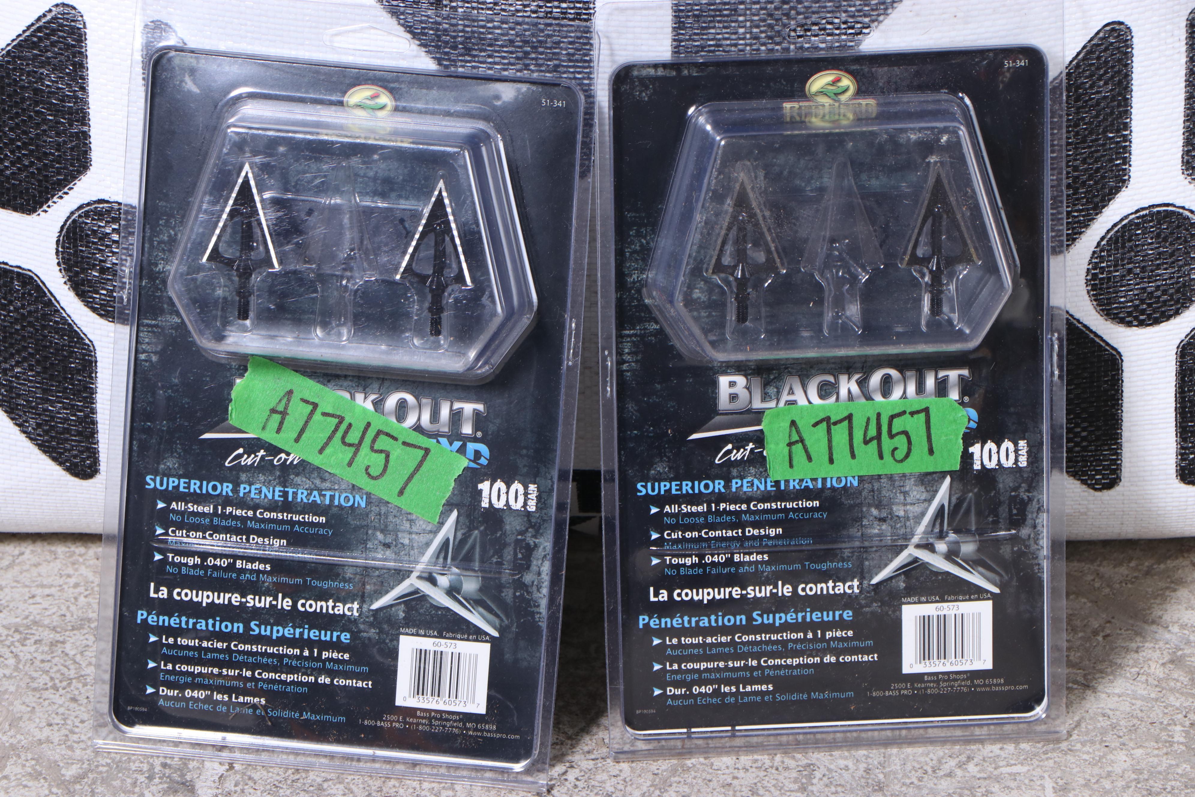 Delta McKenzie "Wedgie" Archery Target Bag & Six Carbon Express "Flu-Flu" Arrows