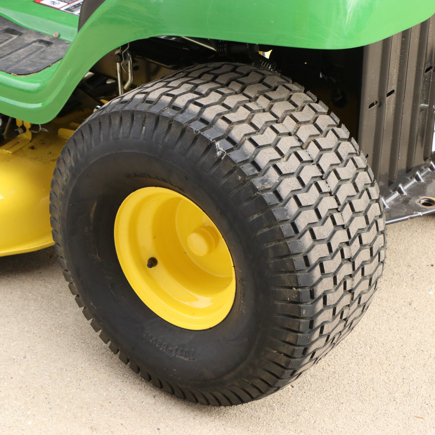 John Deere S220 Lawn Tractor