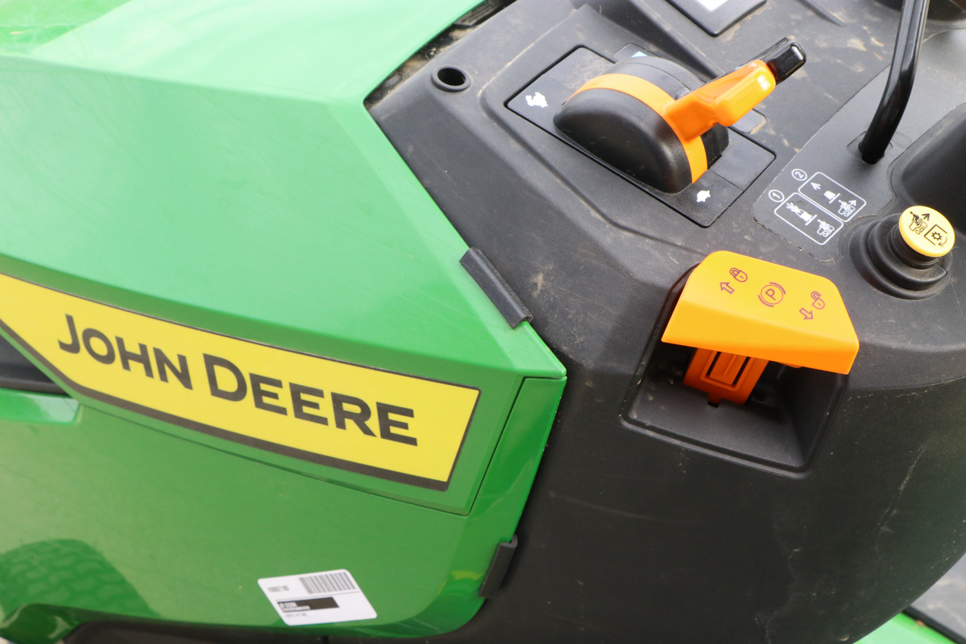 John Deere S220 Lawn Tractor