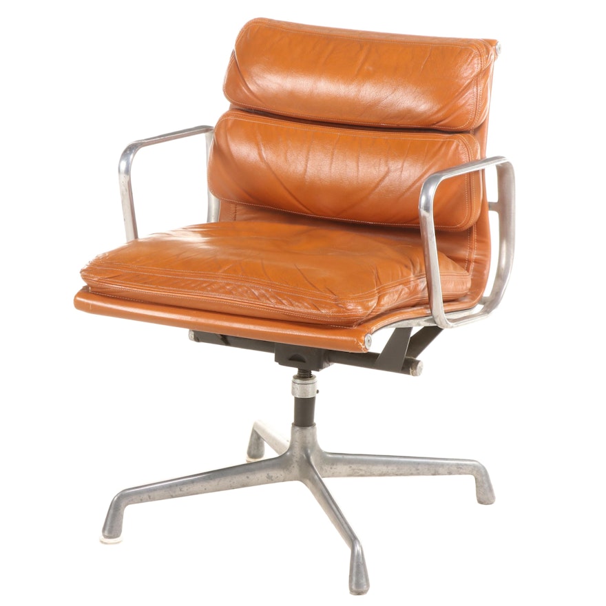 Aluminum Group Soft Pad Office Chair, After Charles Eames