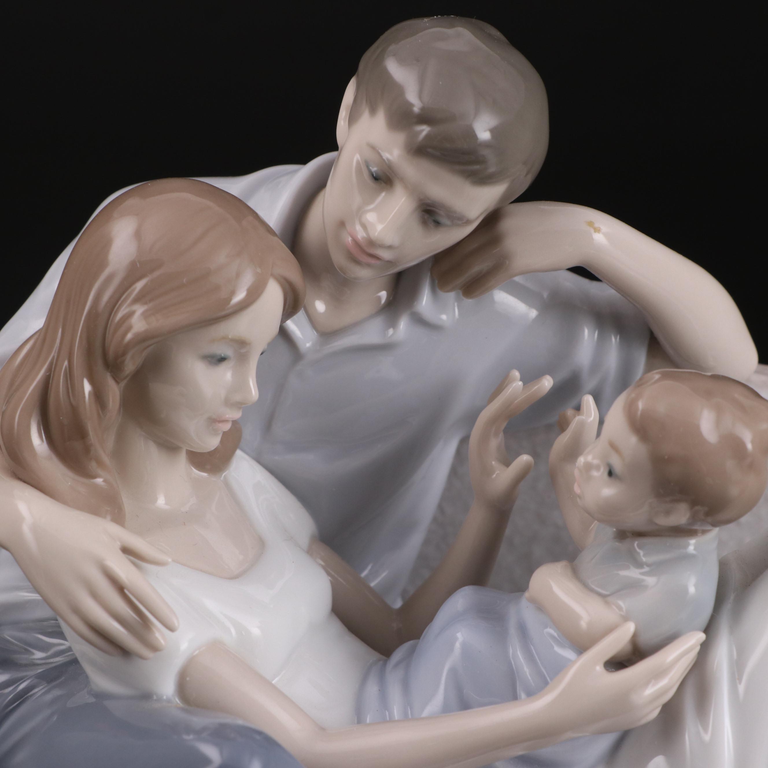 Lladró "A Priceless Moment Couple" Figurine Designed by Marco Antonio Noguerón