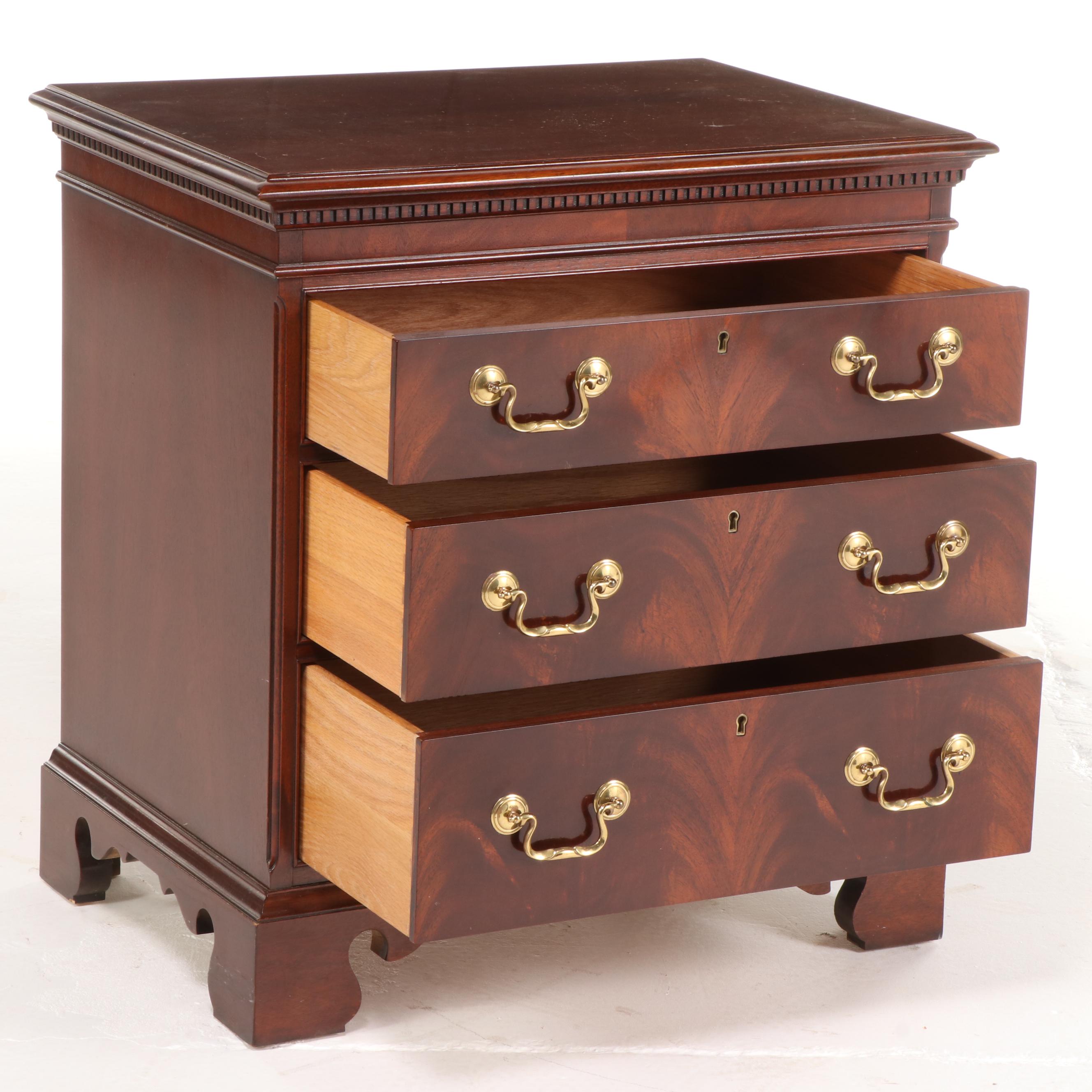 Hickory Chair Company "Historical James River Plantation" Mahogany Bedside Chest