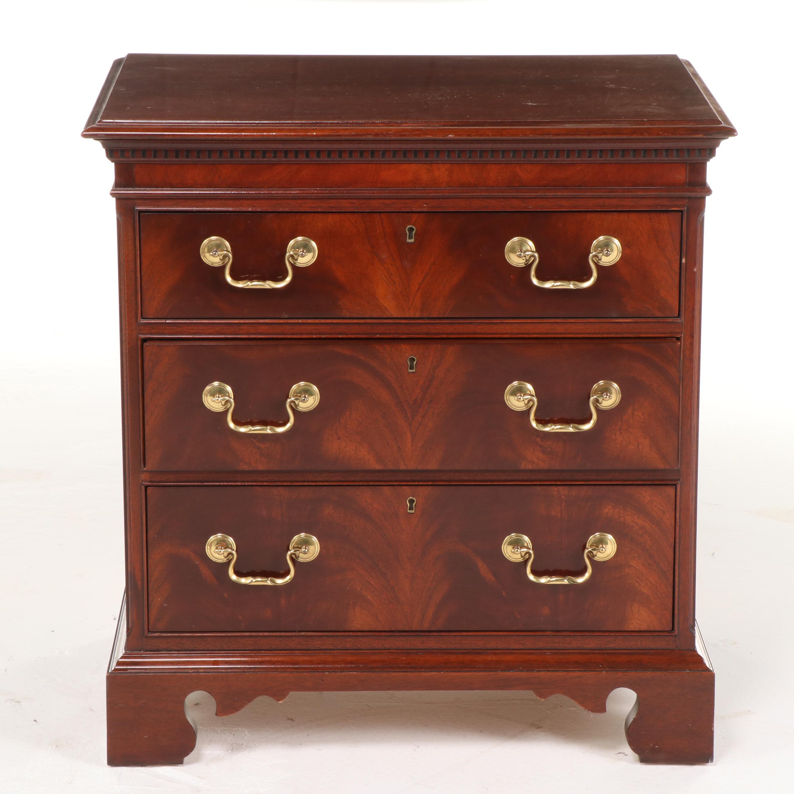 Hickory Chair Company "Historical James River Plantation" Mahogany Bedside Chest