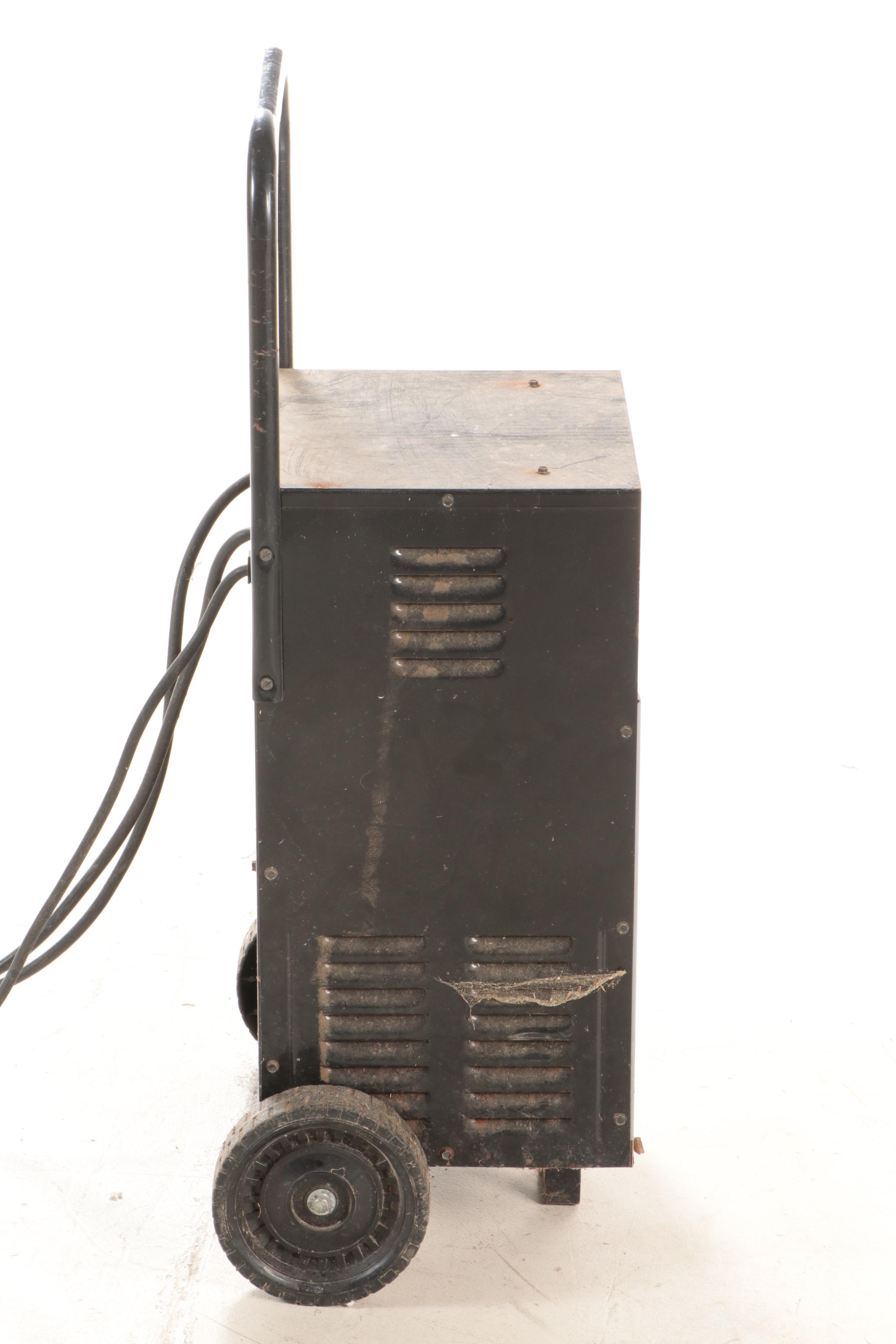 Schumacher IO/40 Amp Charger 100/200 Amp Starter/Charger for 6/12-Volt Batteries