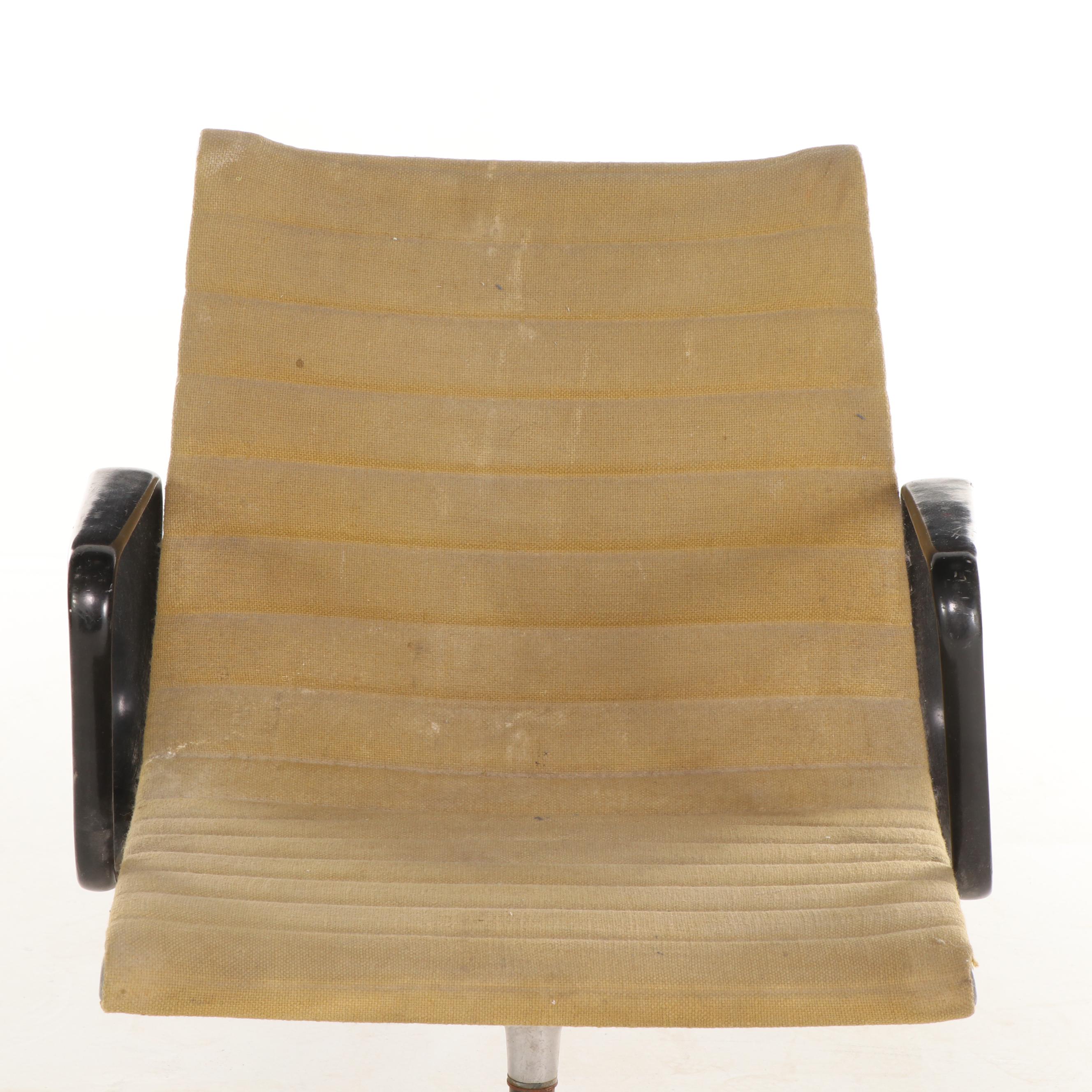 Eames for Herman Miller Aluminum Group Side Chair with Arms, 1st Generation