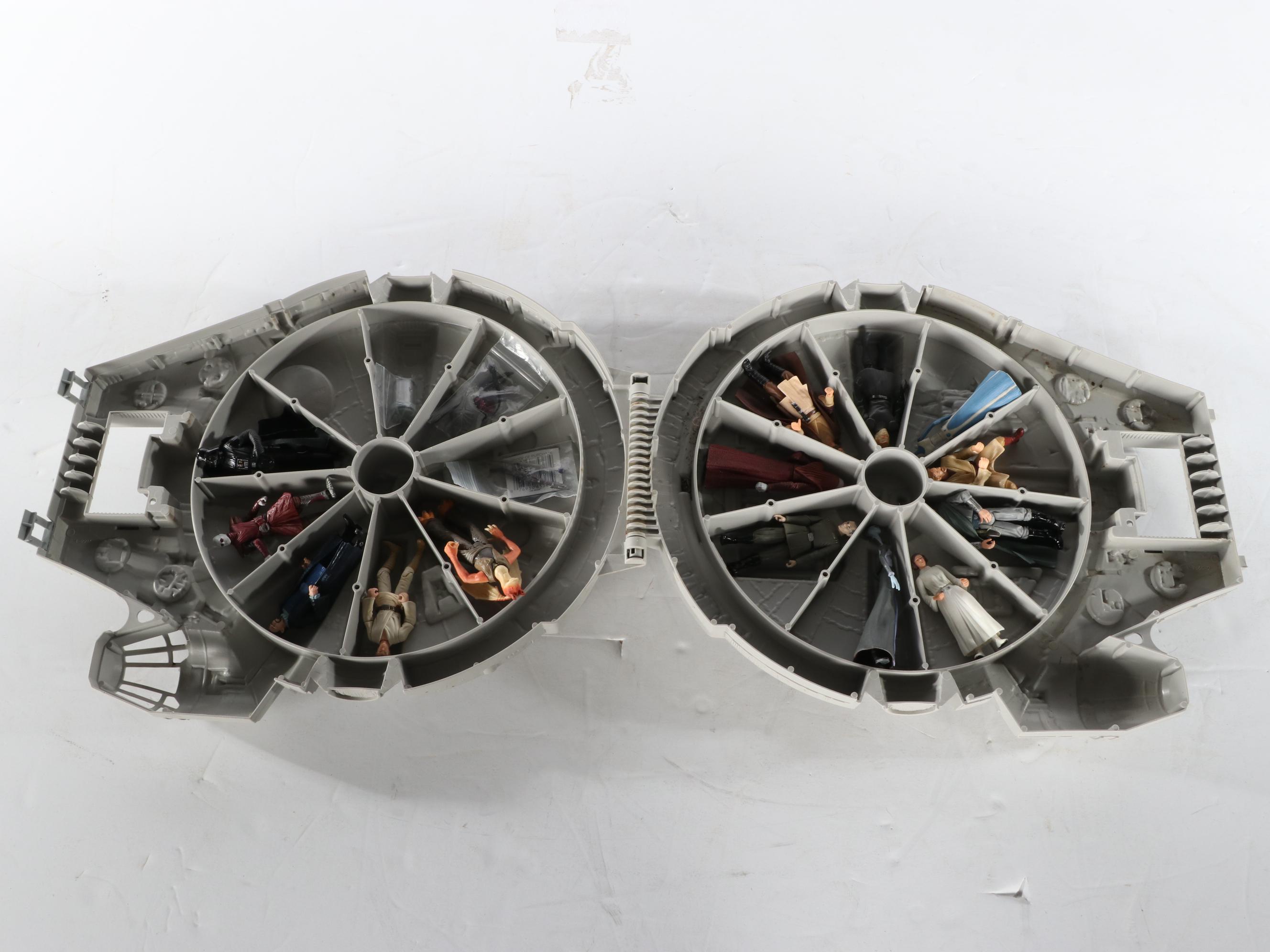 Kenner Toys "Millennium Falcon" Action Figure Carrying Case with Action Figures