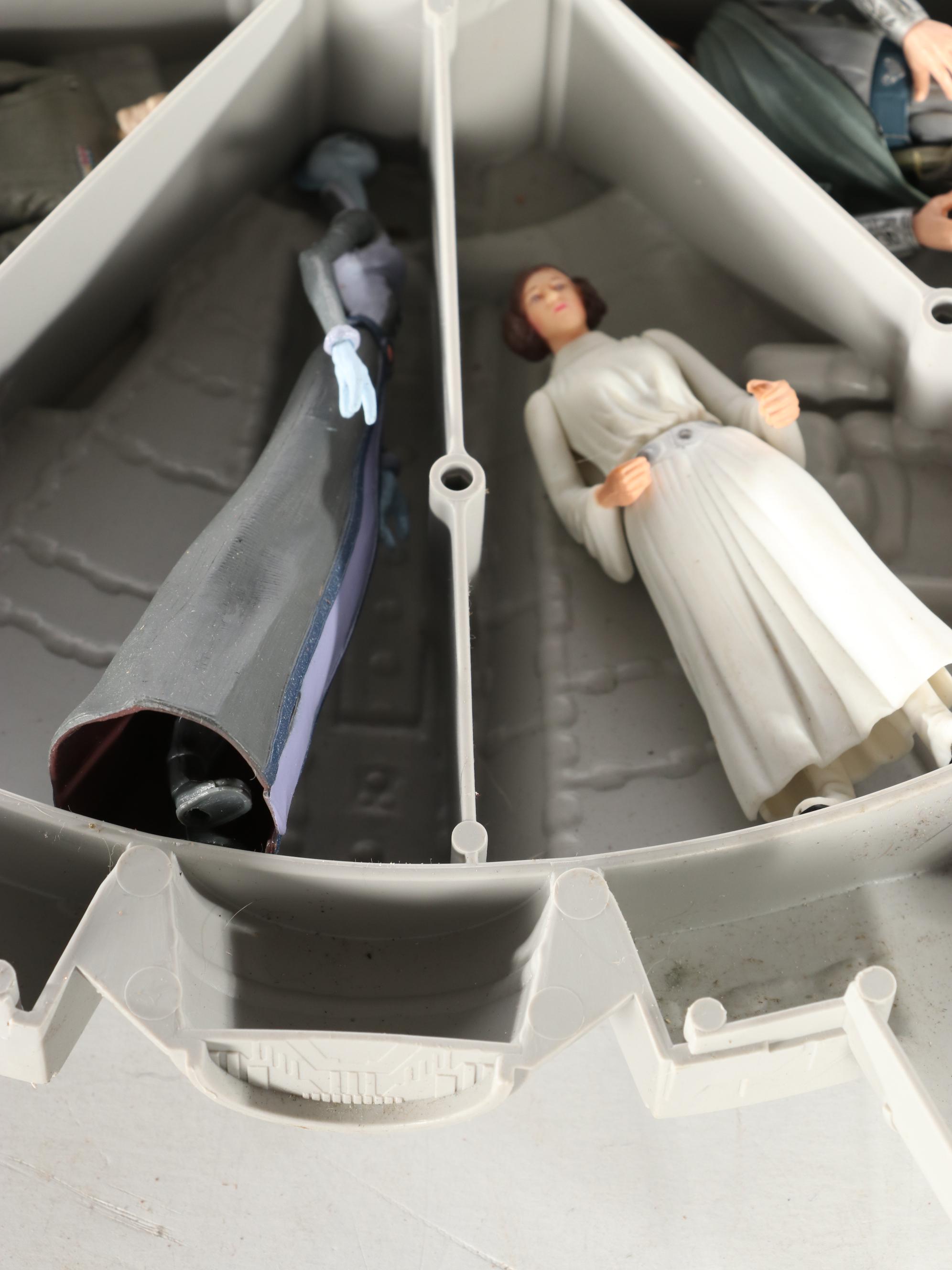 Kenner Toys "Millennium Falcon" Action Figure Carrying Case with Action Figures