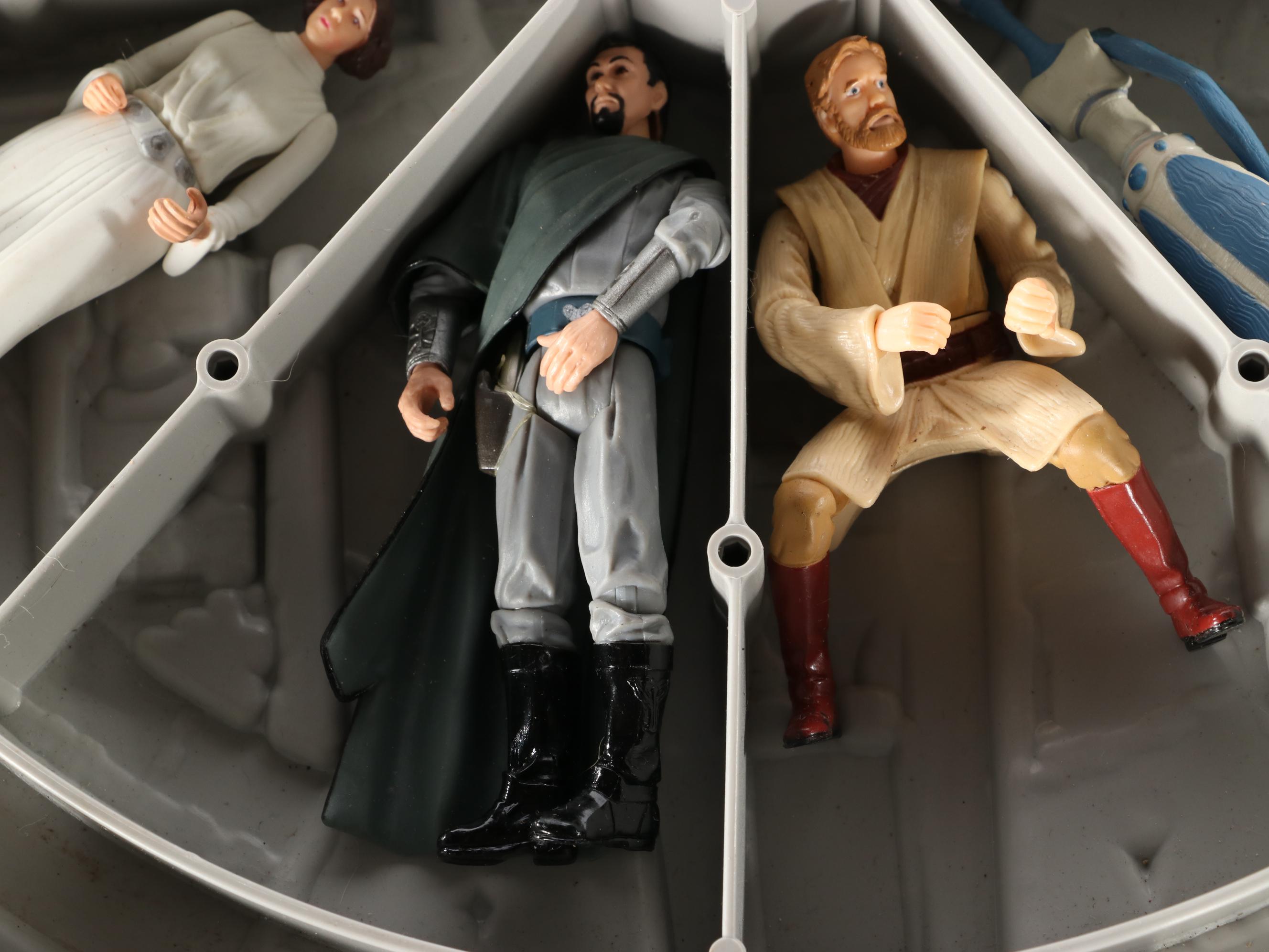 Kenner Toys "Millennium Falcon" Action Figure Carrying Case with Action Figures