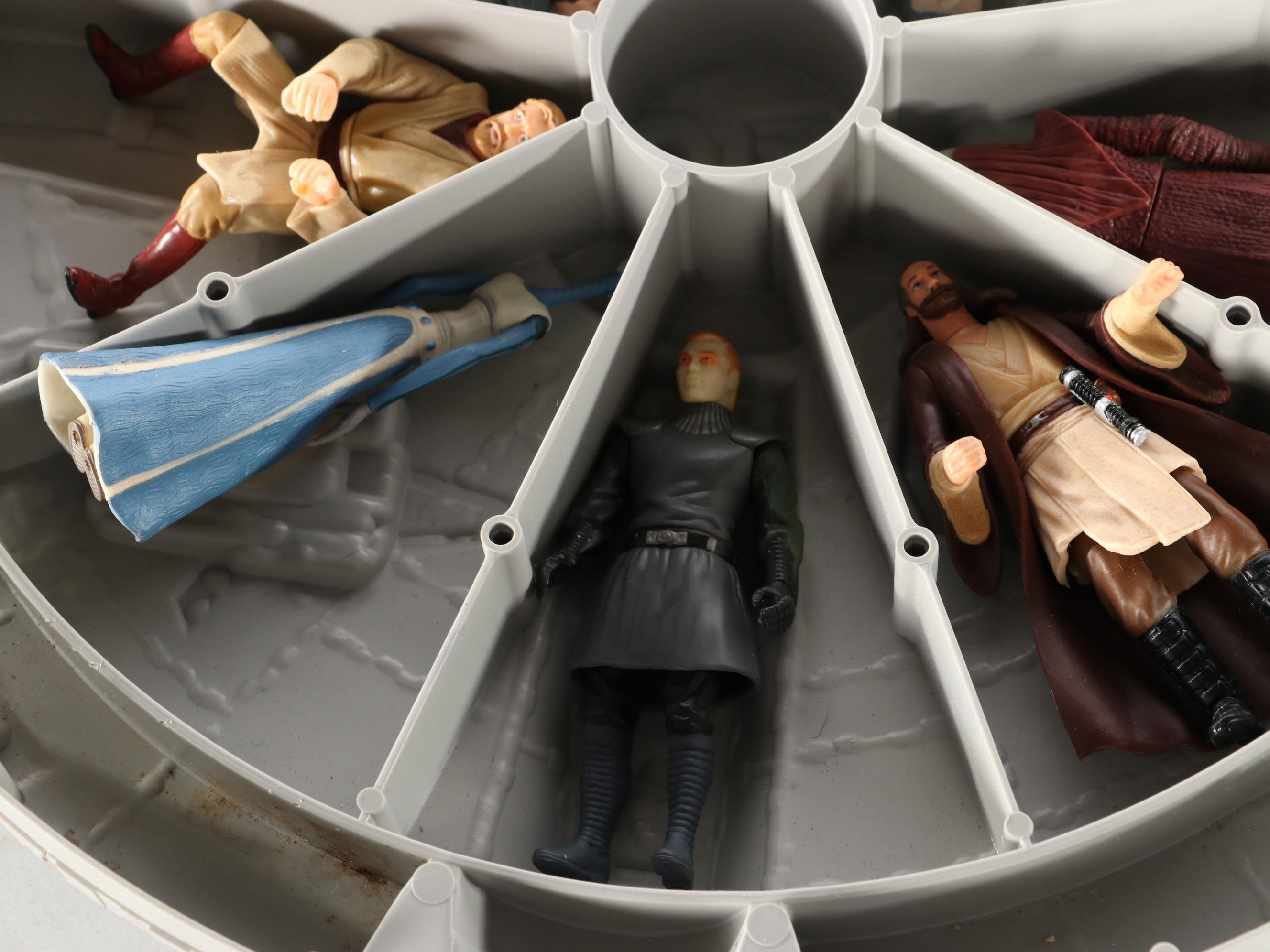 Kenner Toys "Millennium Falcon" Action Figure Carrying Case with Action Figures