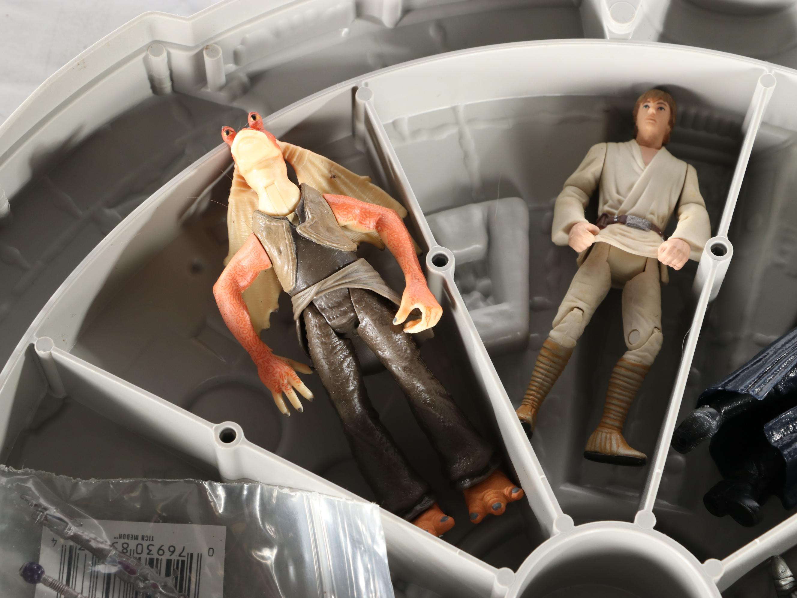 Kenner Toys "Millennium Falcon" Action Figure Carrying Case with Action Figures