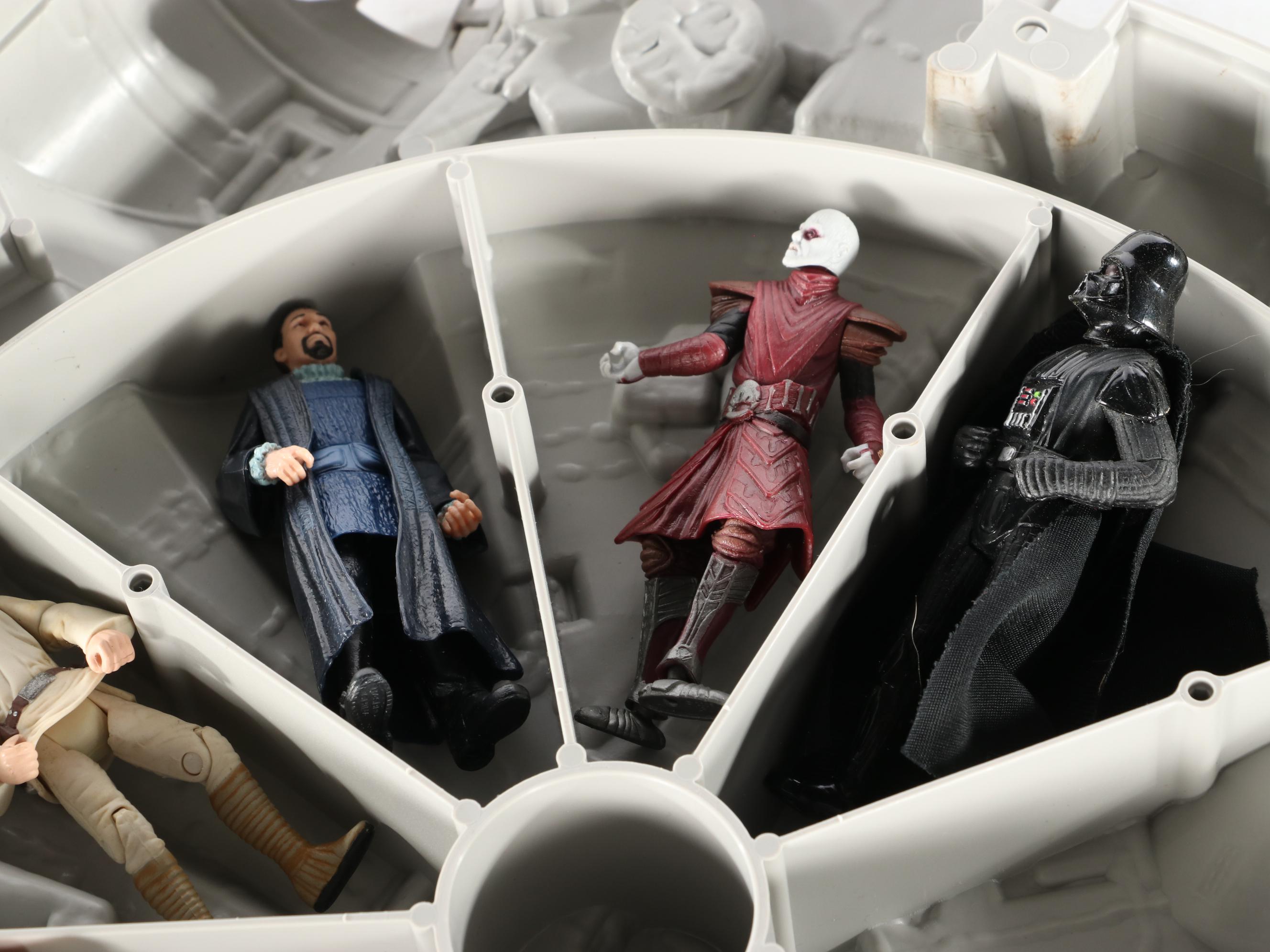 Kenner Toys "Millennium Falcon" Action Figure Carrying Case with Action Figures