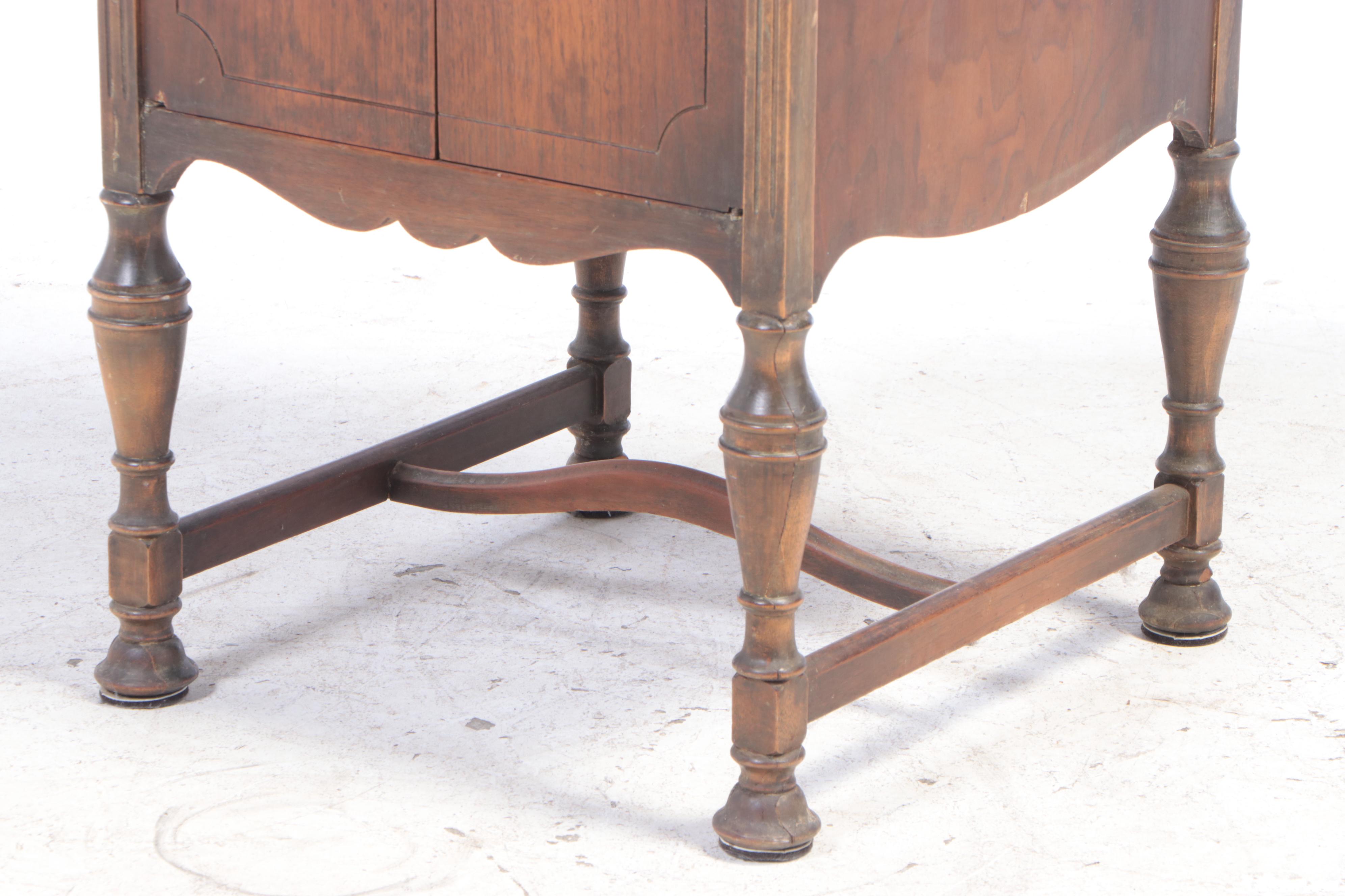 Victor Victrola VV 4-3 Consolette Jacobean Style Phonograph, 1920s