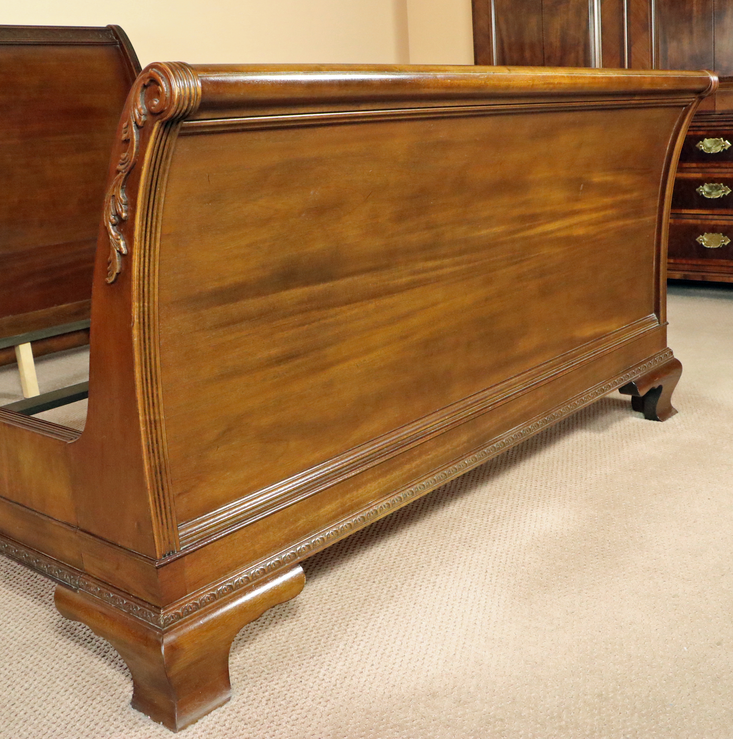 Henredon "Aston Court" Mahogany Queen Size Sleigh Bed