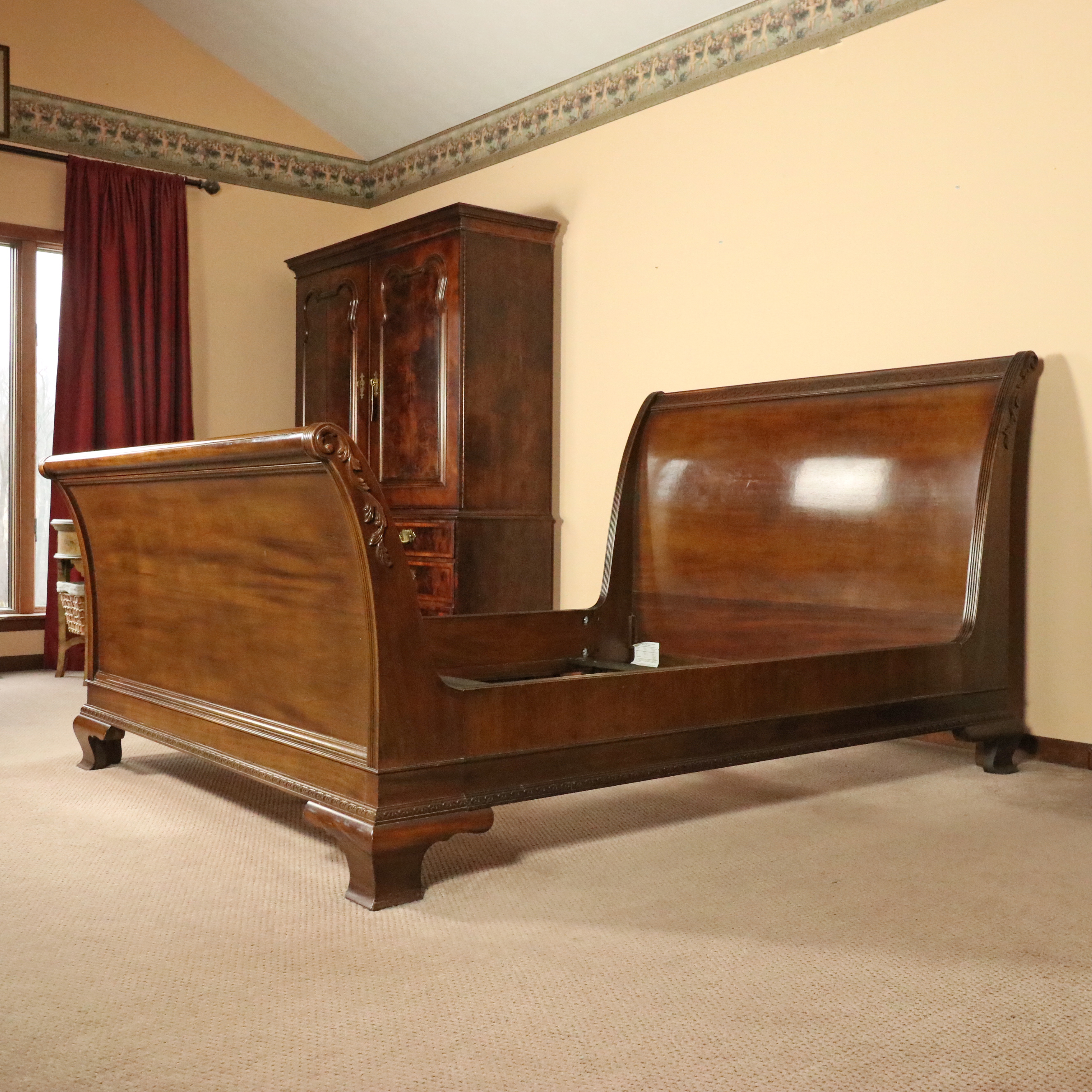 Henredon "Aston Court" Mahogany Queen Size Sleigh Bed