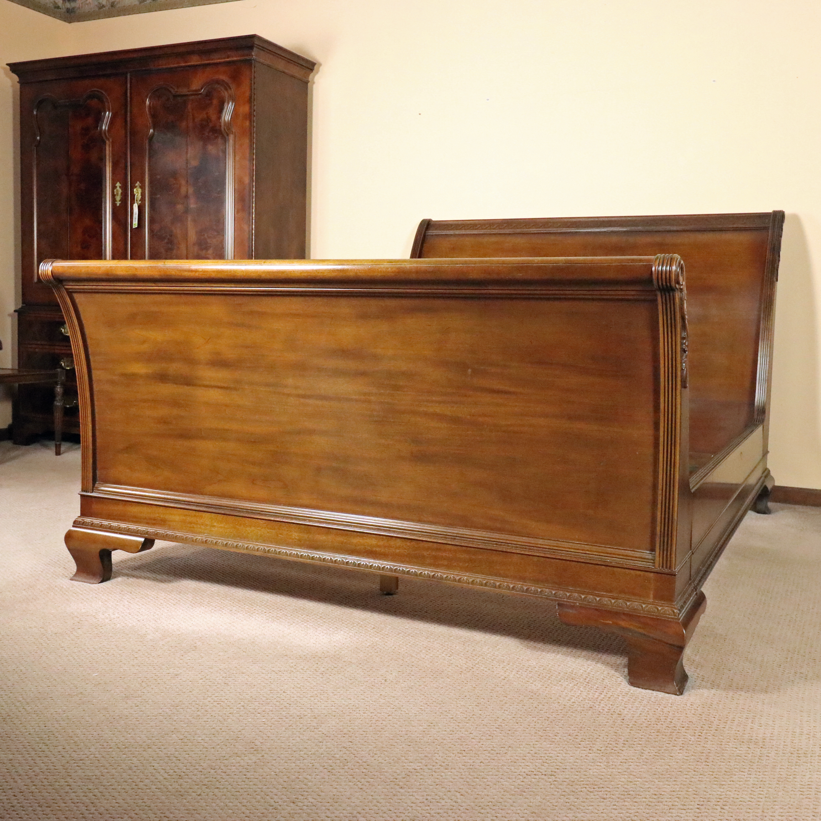 Henredon "Aston Court" Mahogany Queen Size Sleigh Bed