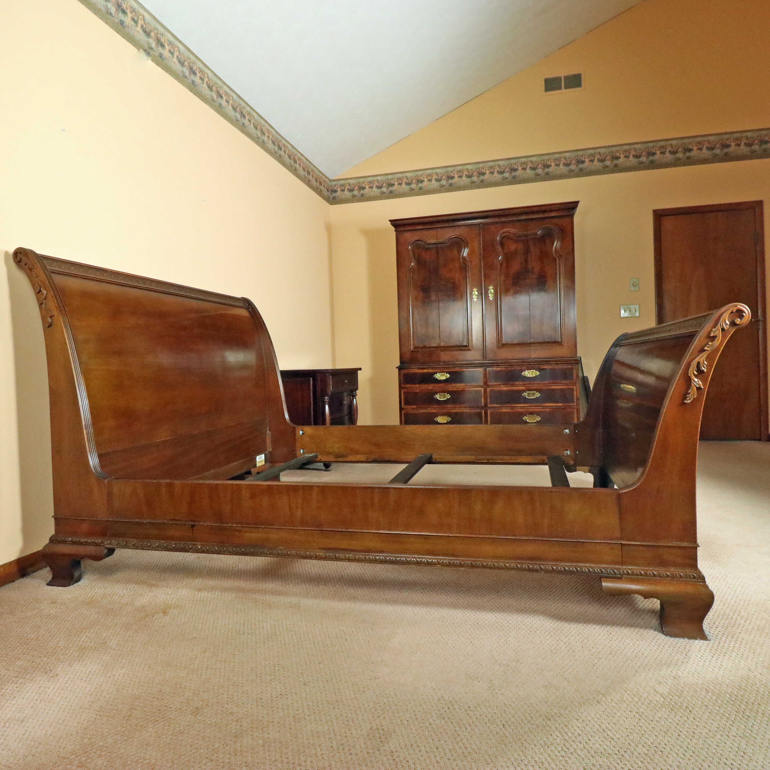Henredon "Aston Court" Mahogany Queen Size Sleigh Bed
