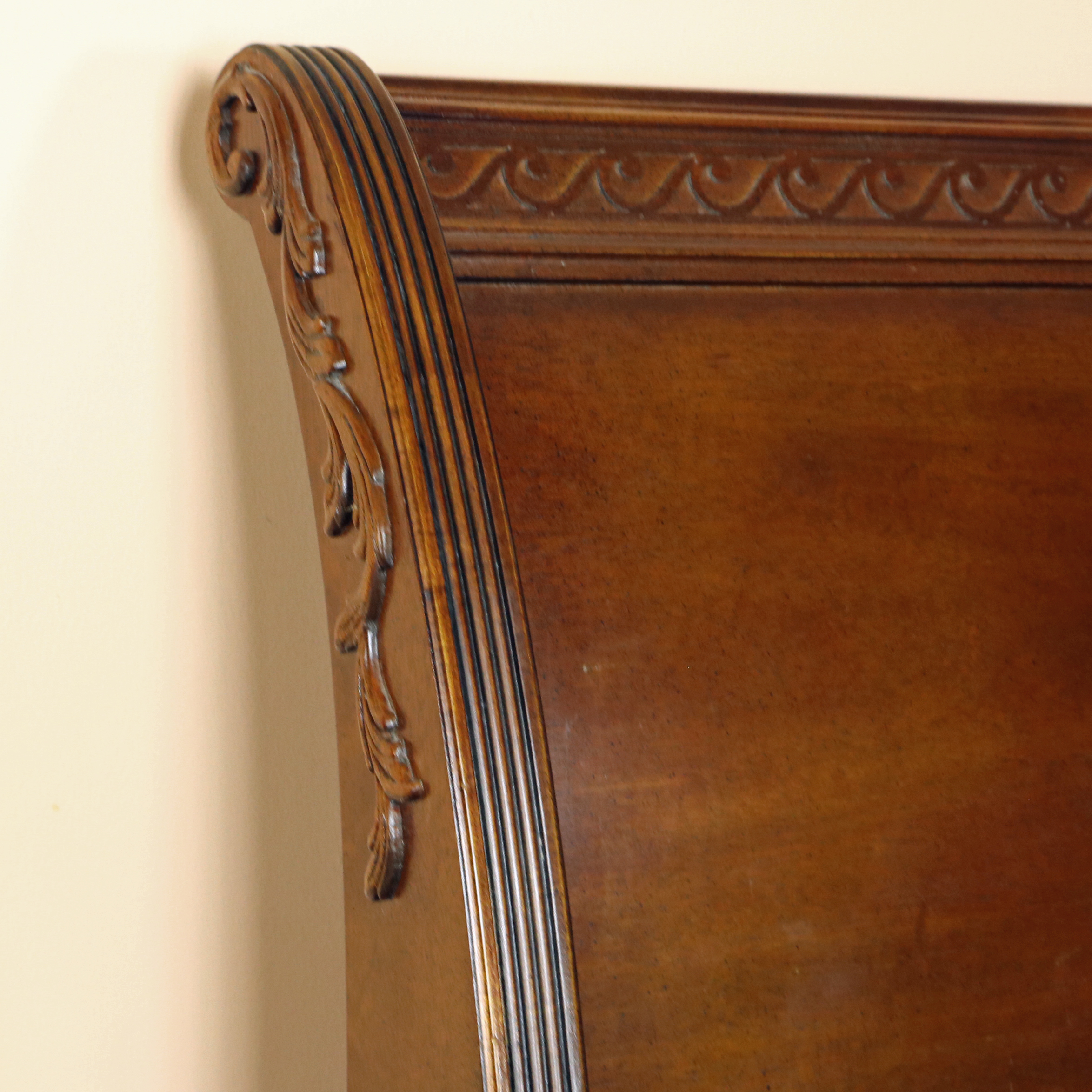 Henredon "Aston Court" Mahogany Queen Size Sleigh Bed