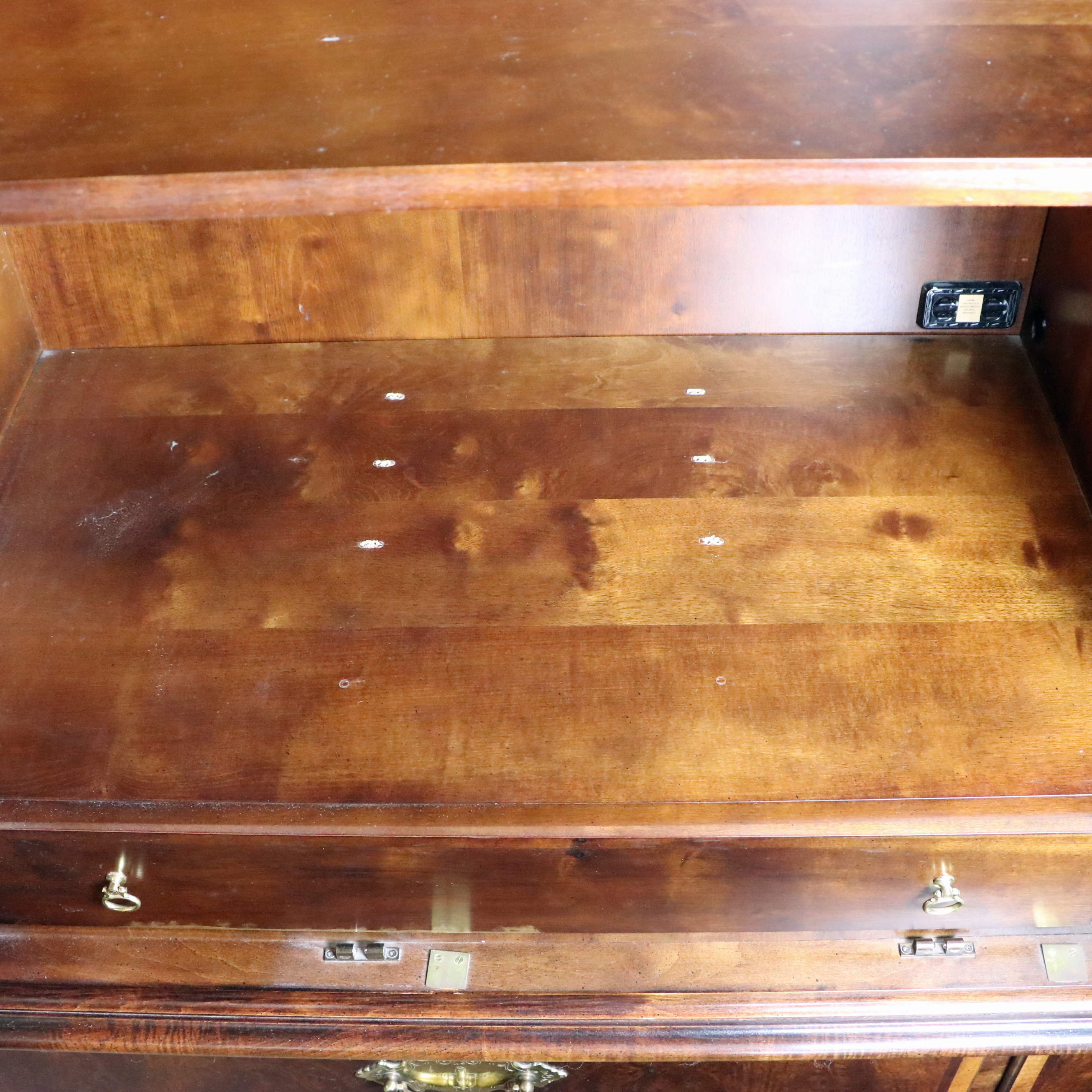 Henredon "Aston Court" Queen Anne Figured Mahogany Wardrobe, Late 20th C.