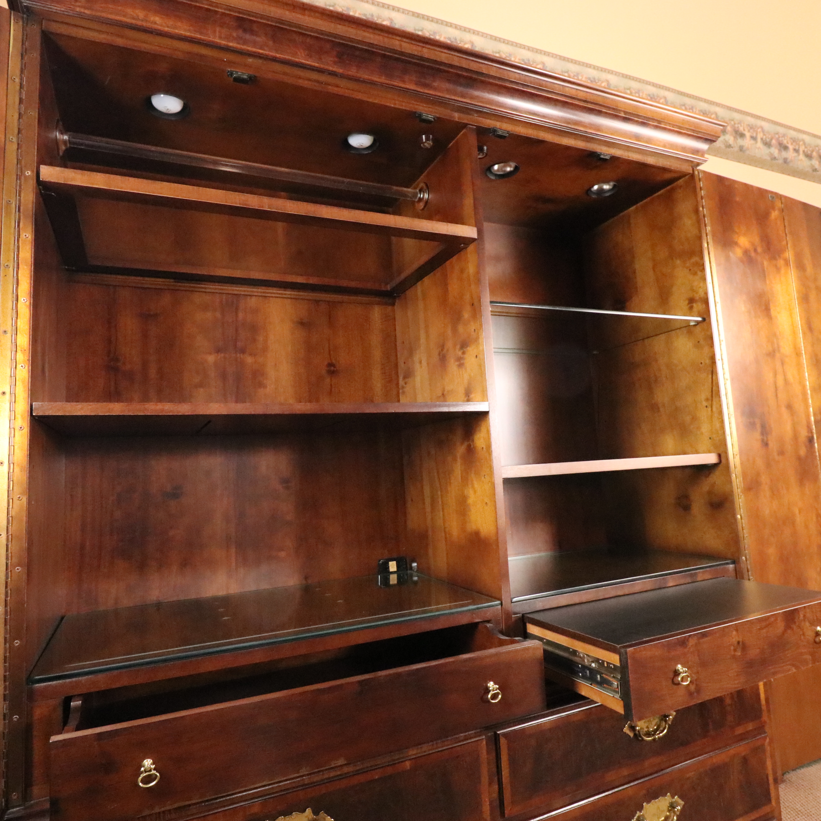 Henredon "Aston Court" Queen Anne Figured Mahogany Wardrobe, Late 20th C.