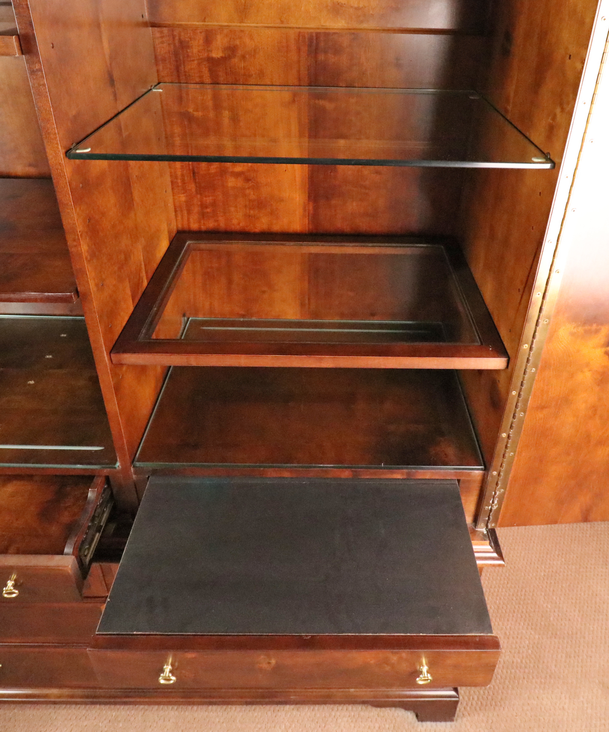 Henredon "Aston Court" Queen Anne Figured Mahogany Wardrobe, Late 20th C.