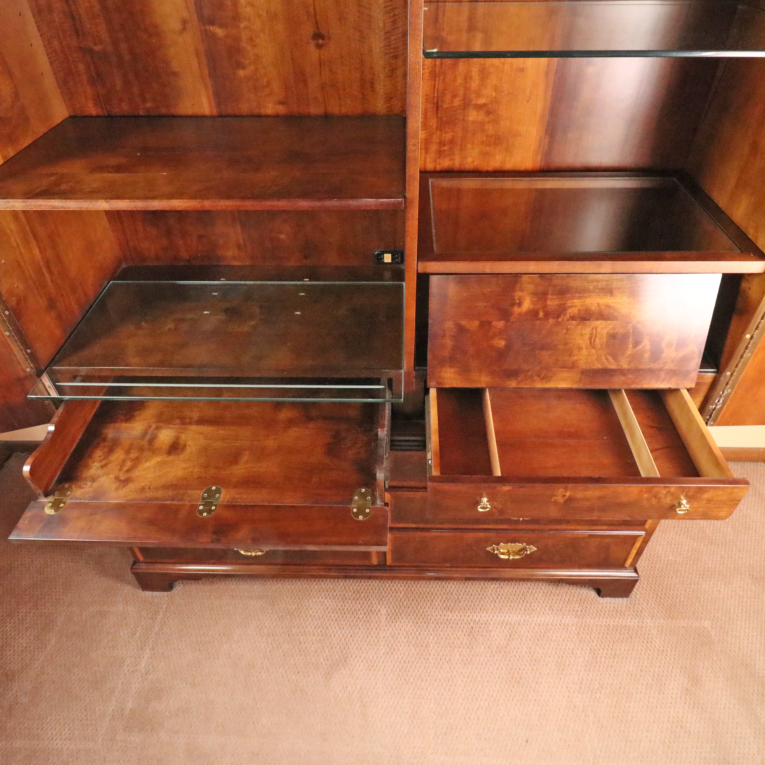 Henredon "Aston Court" Queen Anne Figured Mahogany Wardrobe, Late 20th C.