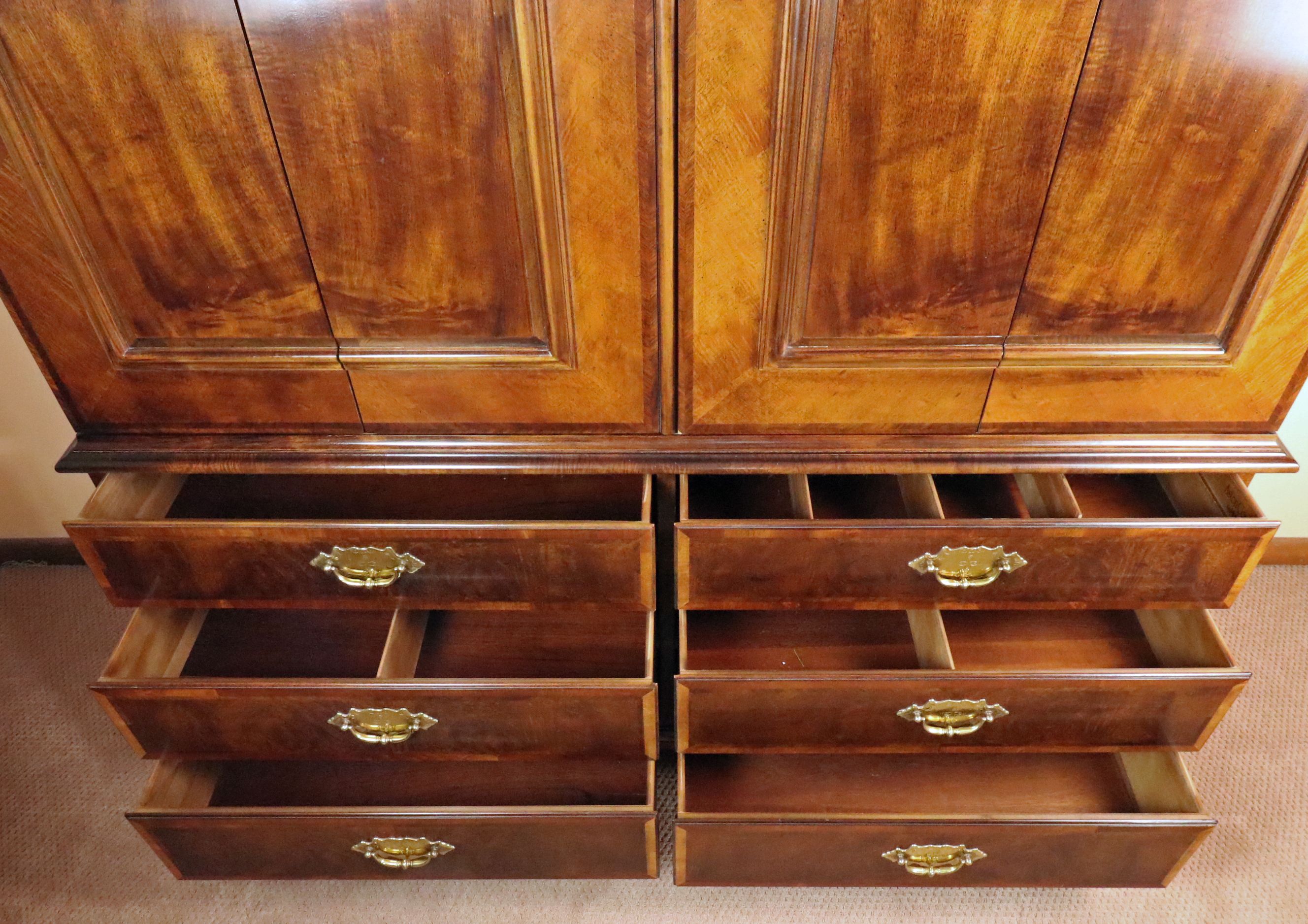 Henredon "Aston Court" Queen Anne Figured Mahogany Wardrobe, Late 20th C.