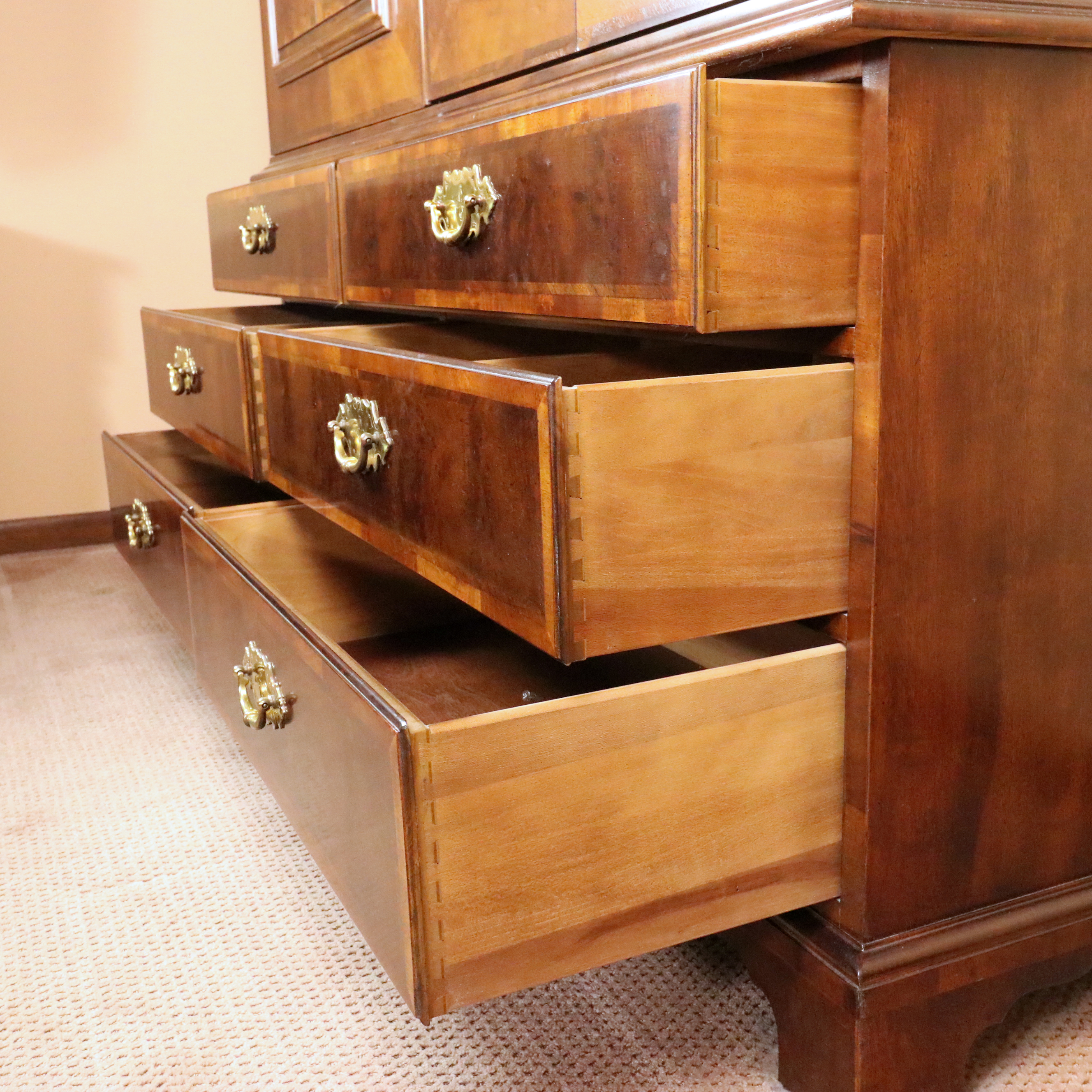 Henredon "Aston Court" Queen Anne Figured Mahogany Wardrobe, Late 20th C.