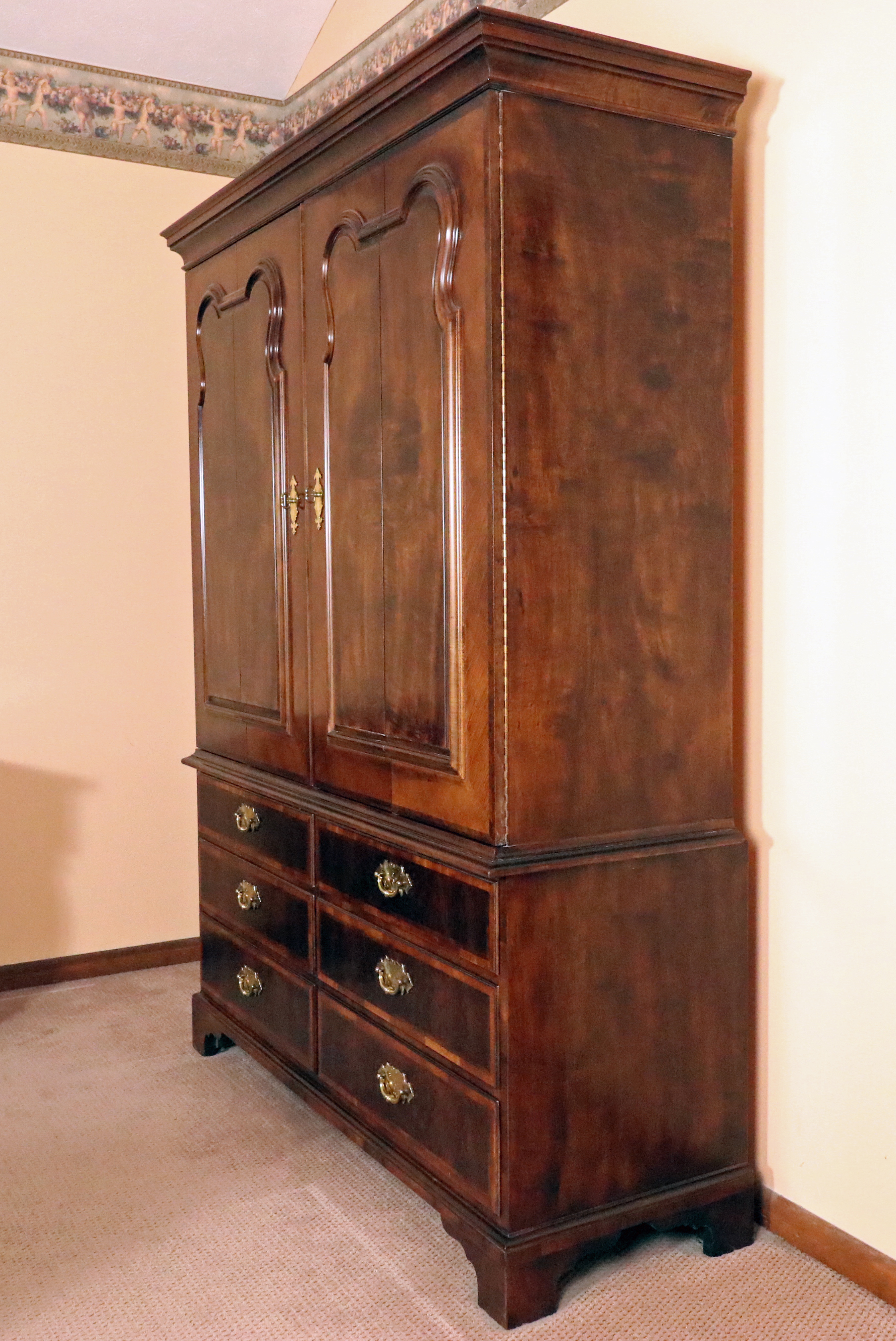Henredon "Aston Court" Queen Anne Figured Mahogany Wardrobe, Late 20th C.