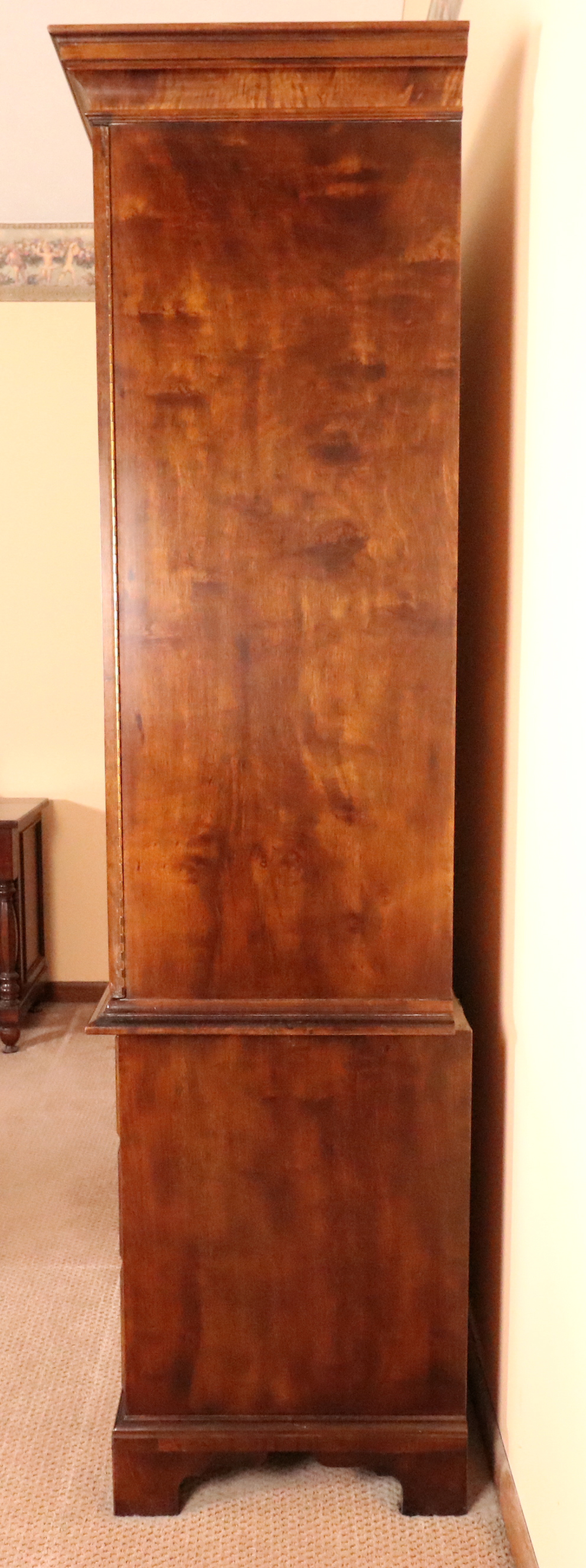 Henredon "Aston Court" Queen Anne Figured Mahogany Wardrobe, Late 20th C.