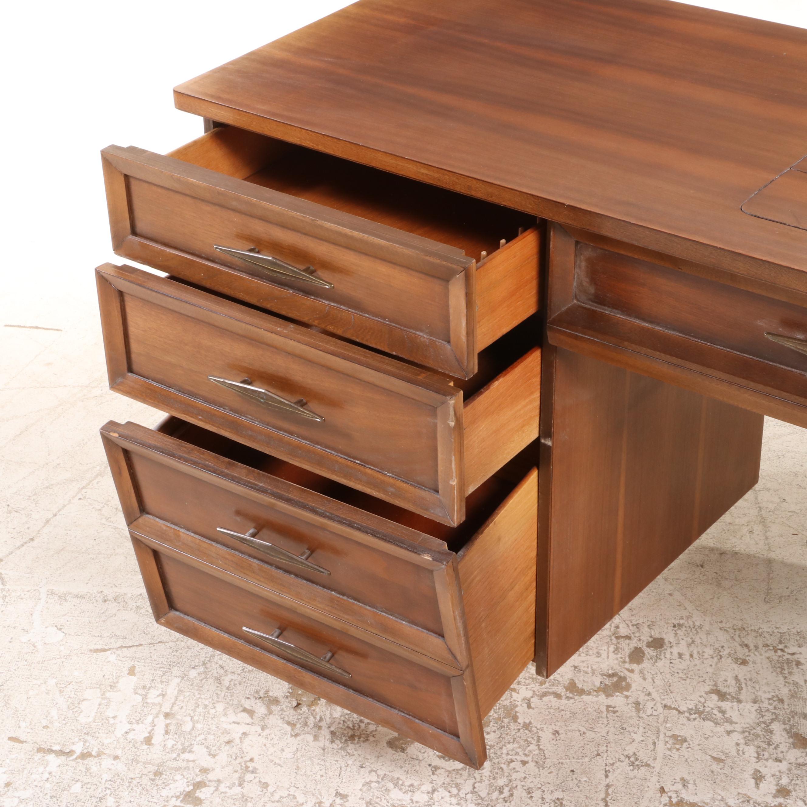 Singer Deluxe Zig-Zag Sewing Machine in Walnut Desk