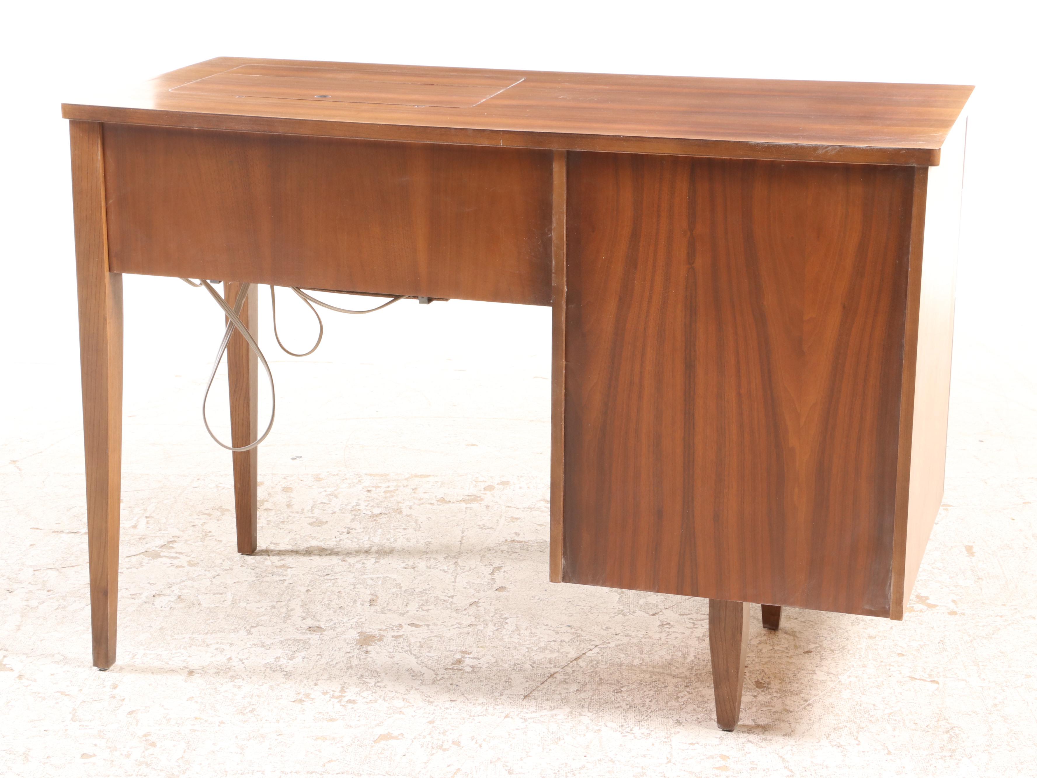 Singer Deluxe Zig-Zag Sewing Machine in Walnut Desk