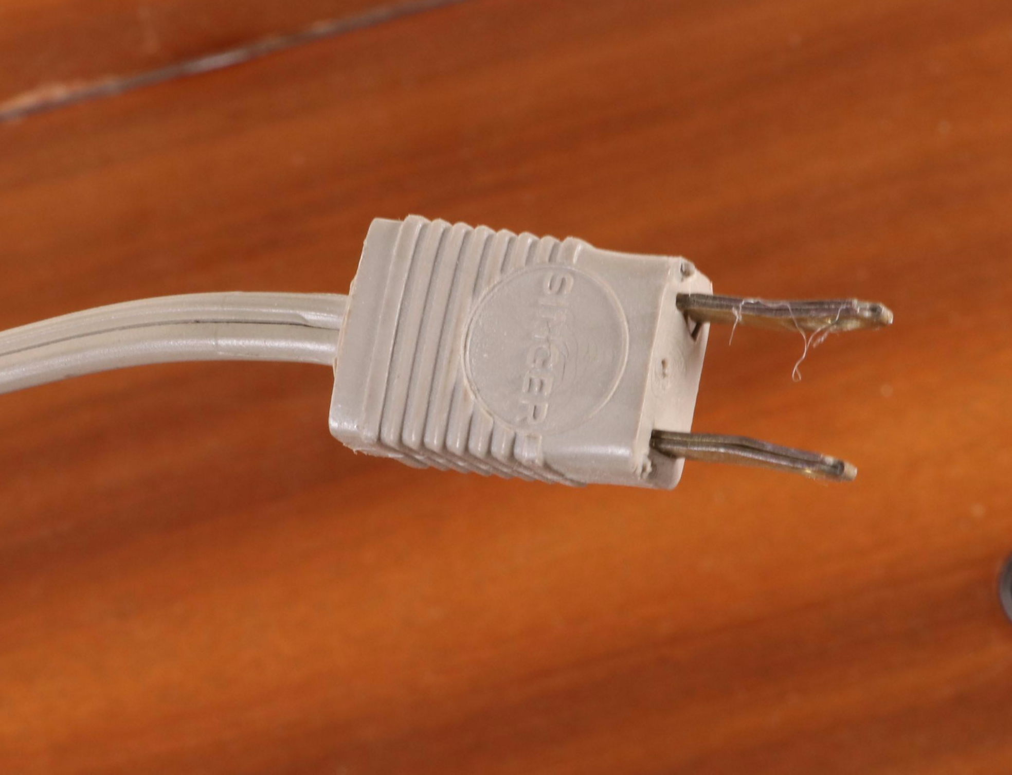 Singer Deluxe Zig-Zag Sewing Machine in Walnut Desk