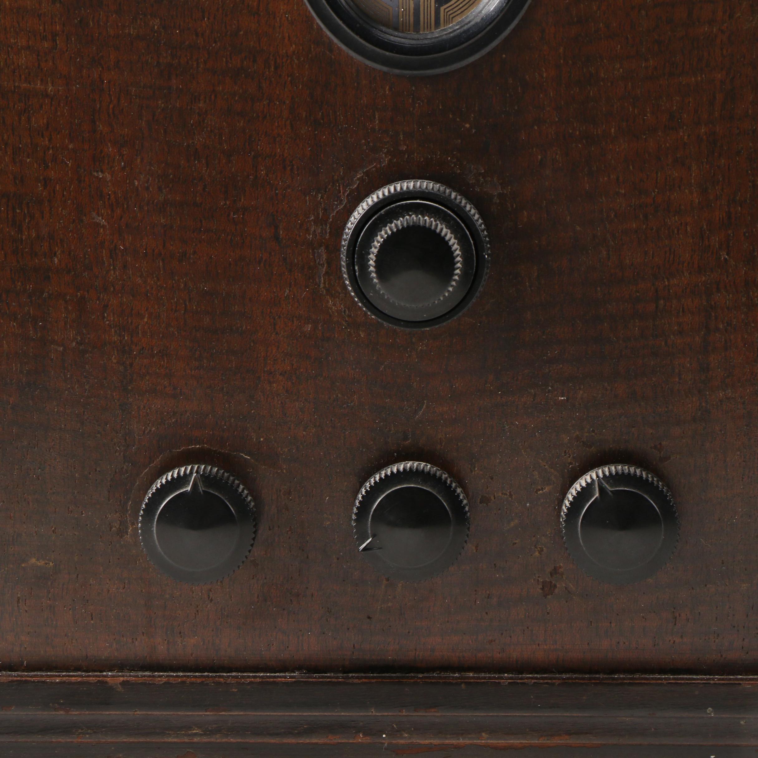 Philco Model 610 Art Deco Tombstone Style Tabletop Tube Radio, 1930s