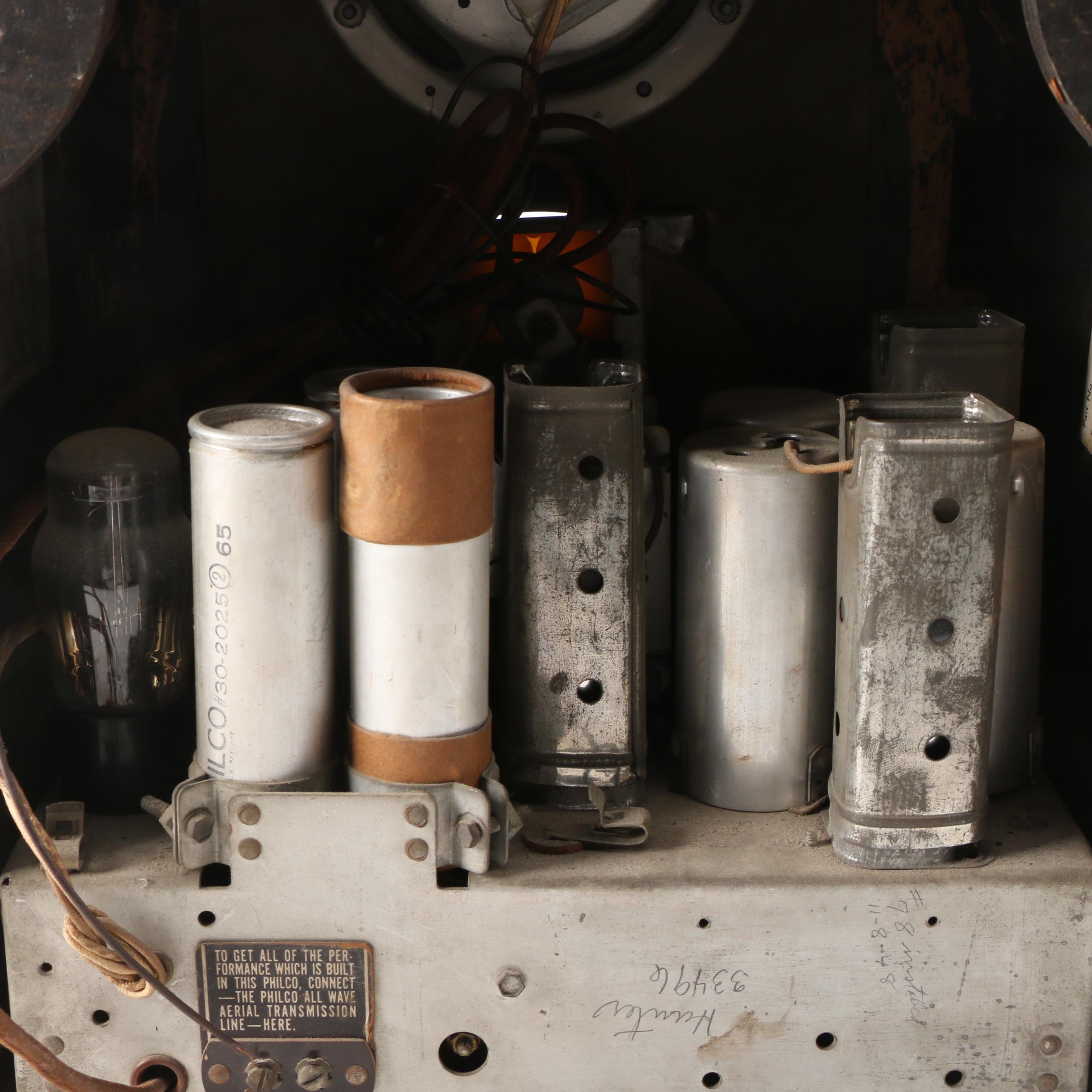 Philco Model 610 Art Deco Tombstone Style Tabletop Tube Radio, 1930s