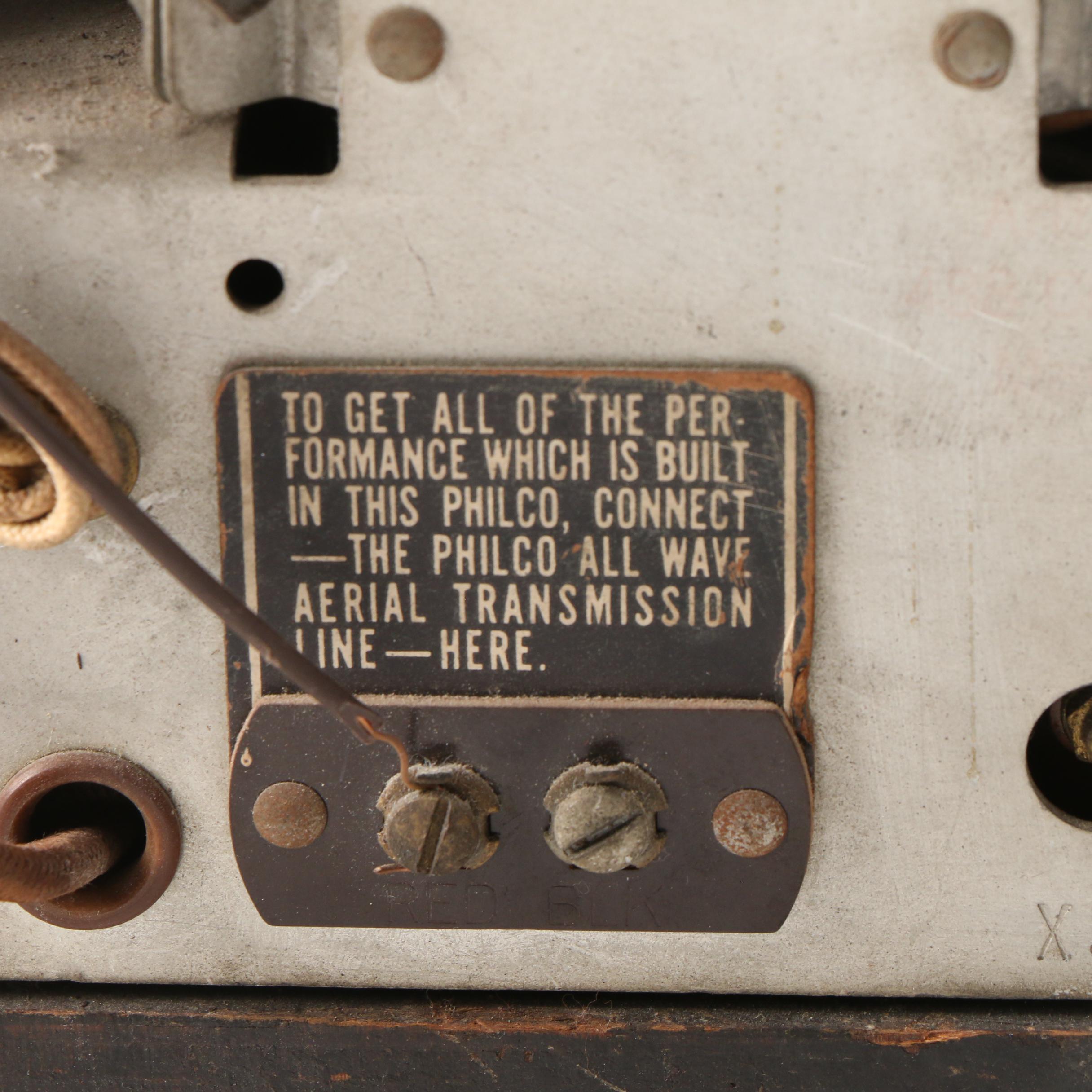 Philco Model 610 Art Deco Tombstone Style Tabletop Tube Radio, 1930s