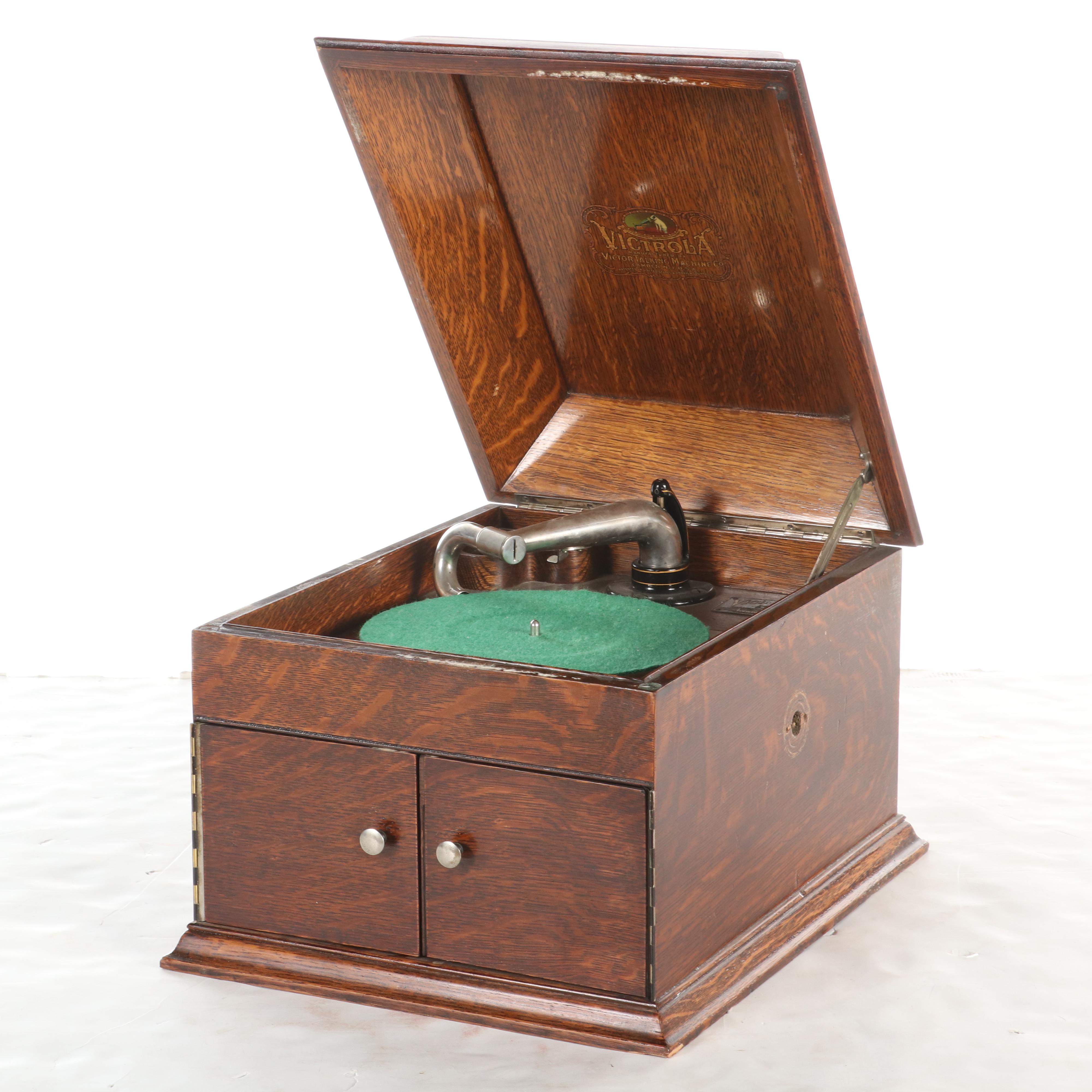 Victrola VV-VIII Tabletop Oak Hand-Crank Phonograph, 1915