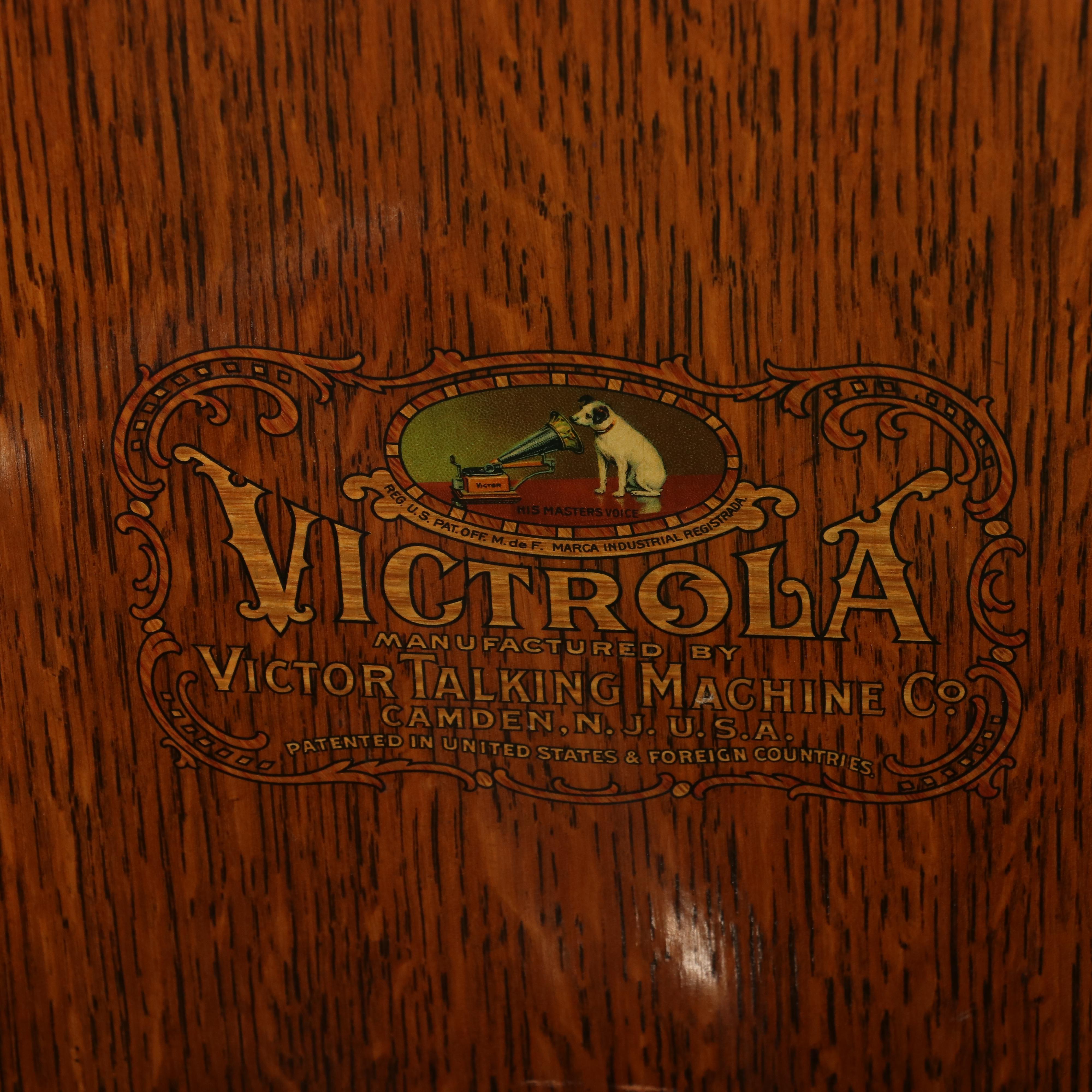 Victrola VV-VIII Tabletop Oak Hand-Crank Phonograph, 1915