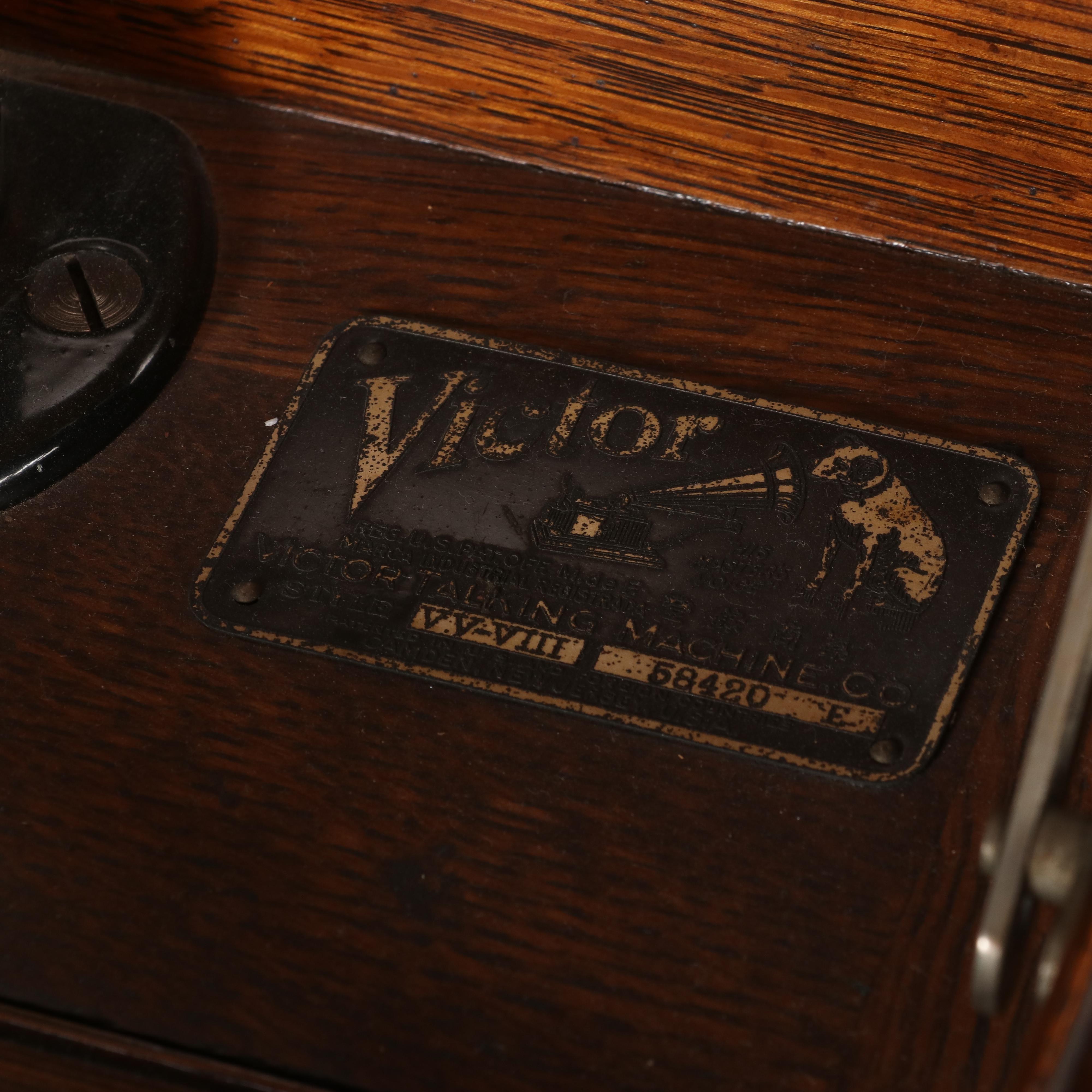 Victrola VV-VIII Tabletop Oak Hand-Crank Phonograph, 1915