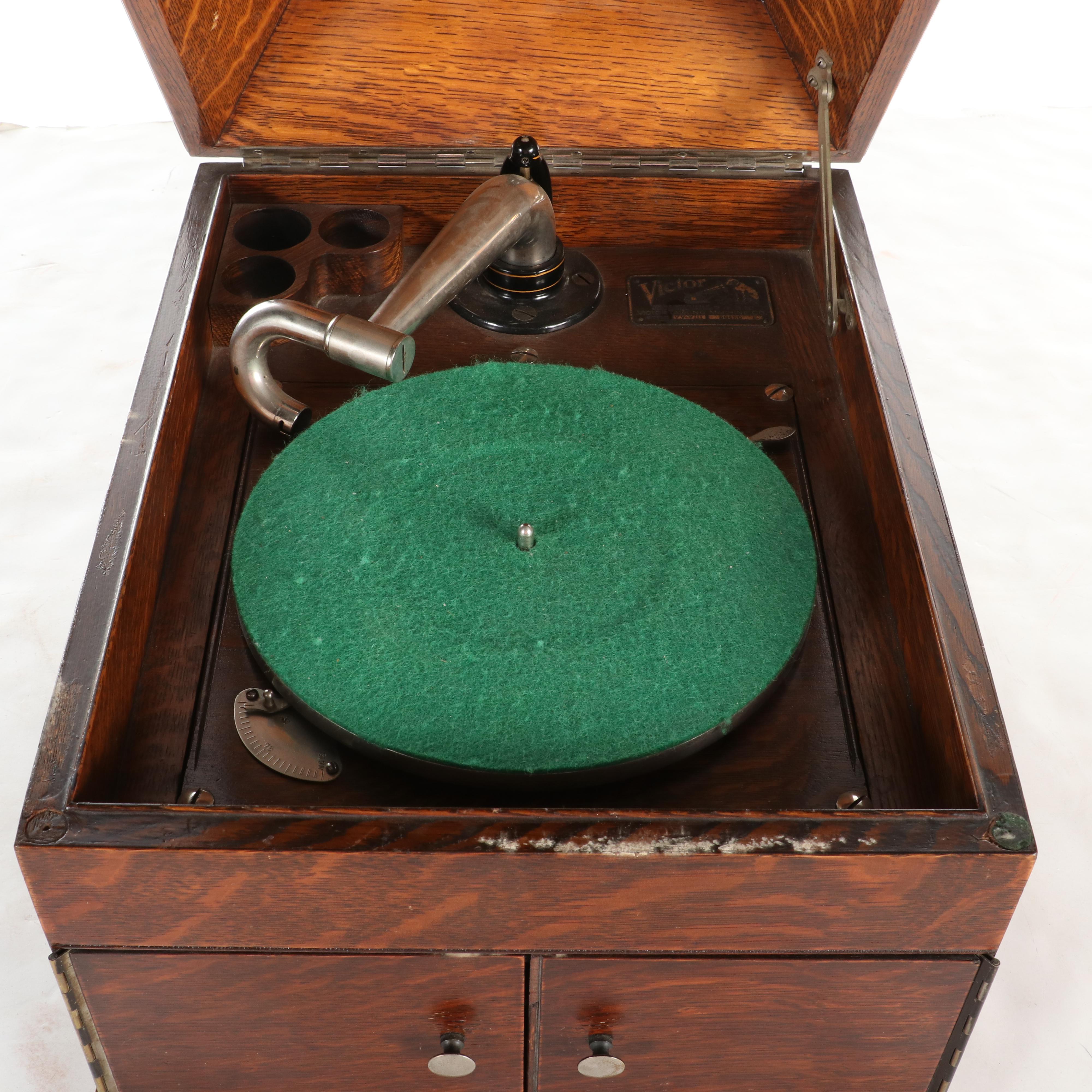 Victrola VV-VIII Tabletop Oak Hand-Crank Phonograph, 1915