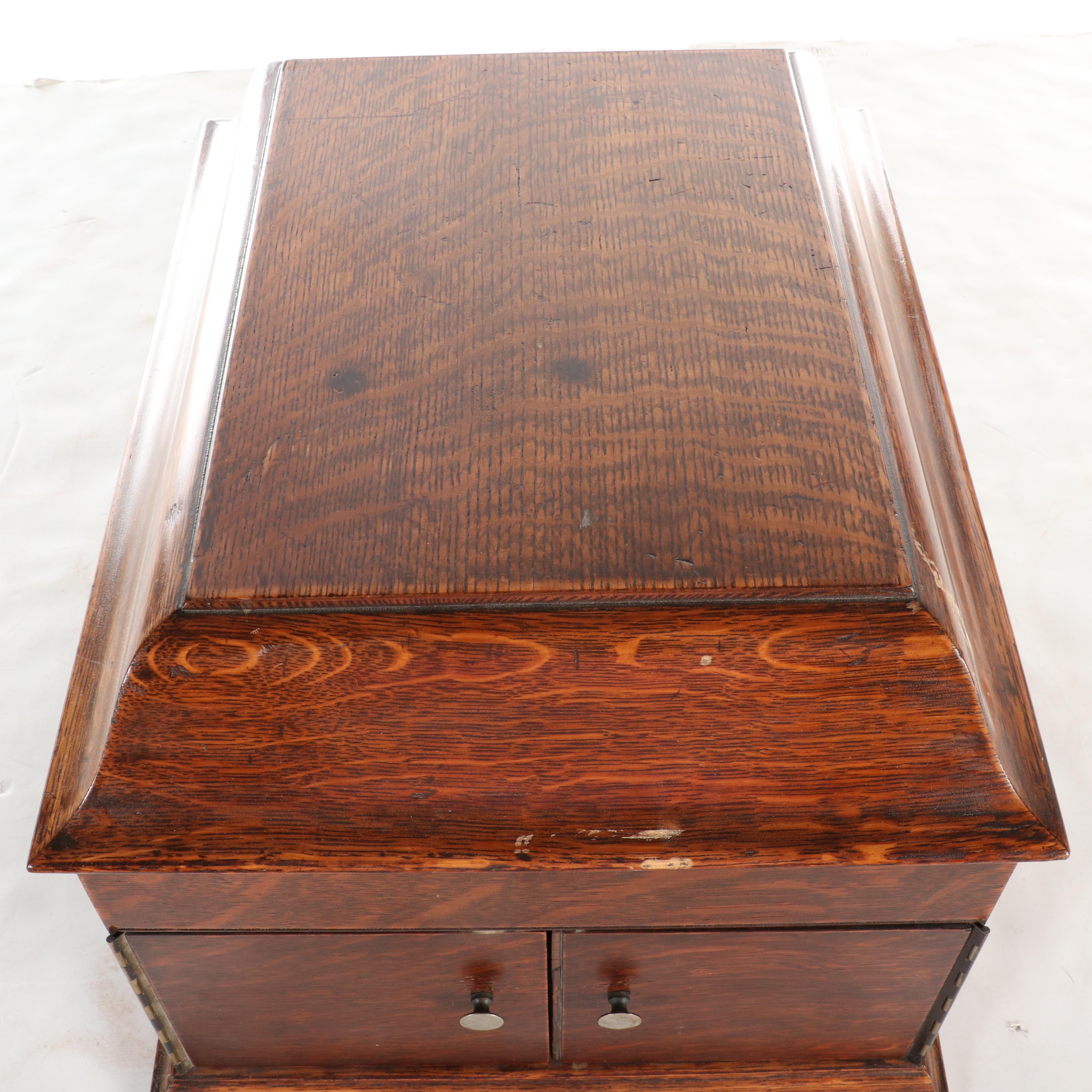 Victrola VV-VIII Tabletop Oak Hand-Crank Phonograph, 1915