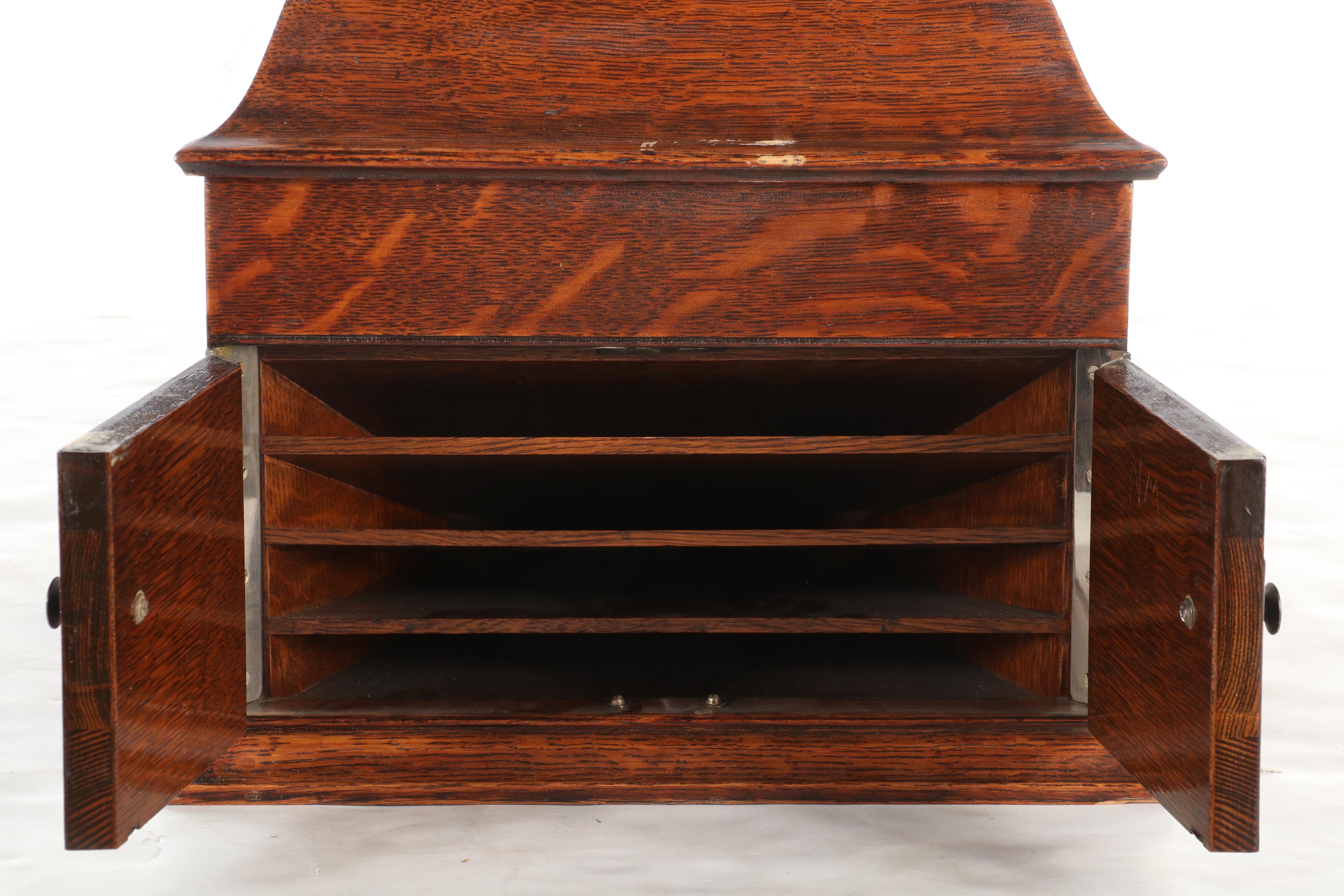 Victrola VV-VIII Tabletop Oak Hand-Crank Phonograph, 1915