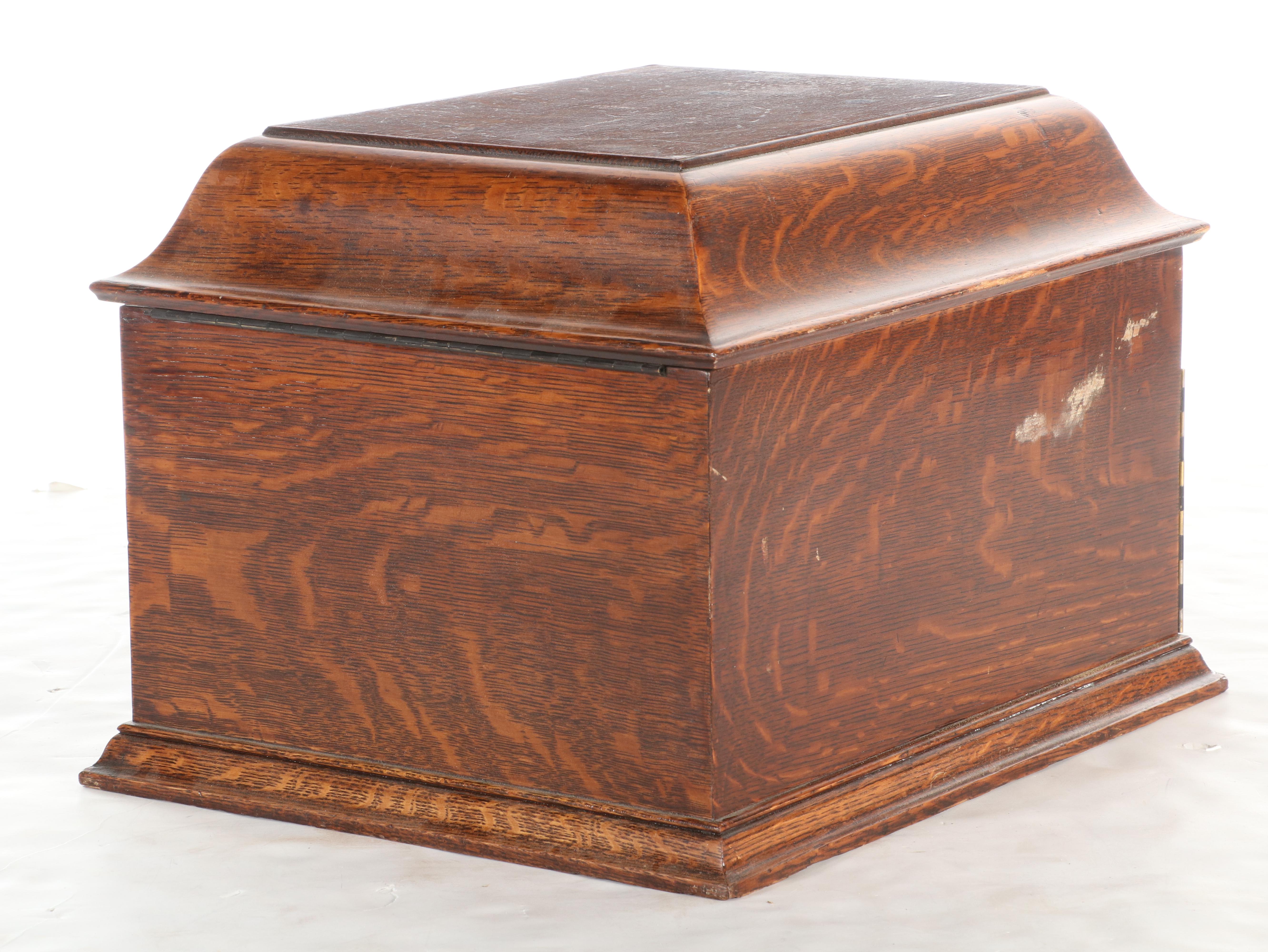 Victrola VV-VIII Tabletop Oak Hand-Crank Phonograph, 1915